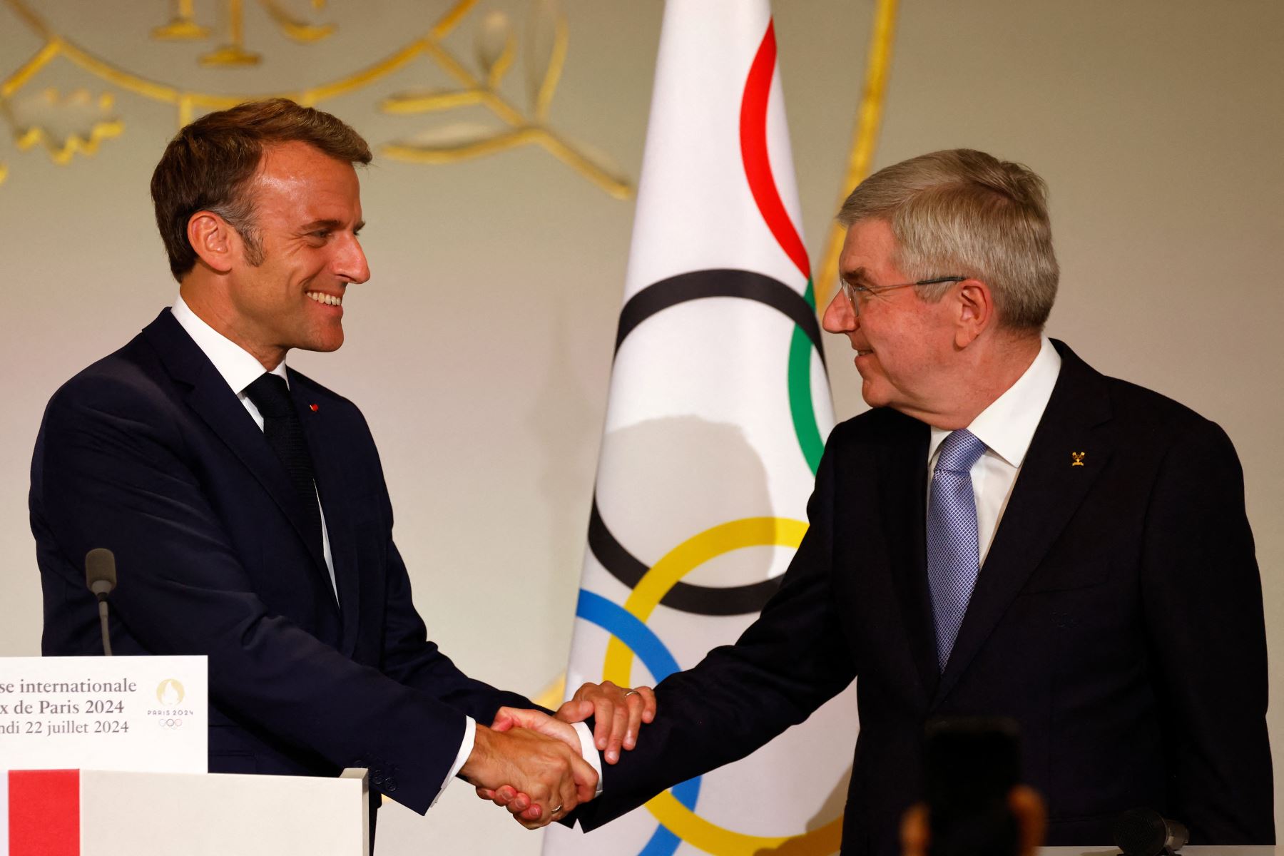 El presidente de Francia, Emmanuel Macron , le da la mano al presidente del Comité Olímpico Internacional (COI), Thomas Bach, durante una recepción para periodistas internacionales acreditados para los Juegos Olímpicos de París 2024 en el Palacio Presidencial del Elíseo, en París.
Foto: AFP