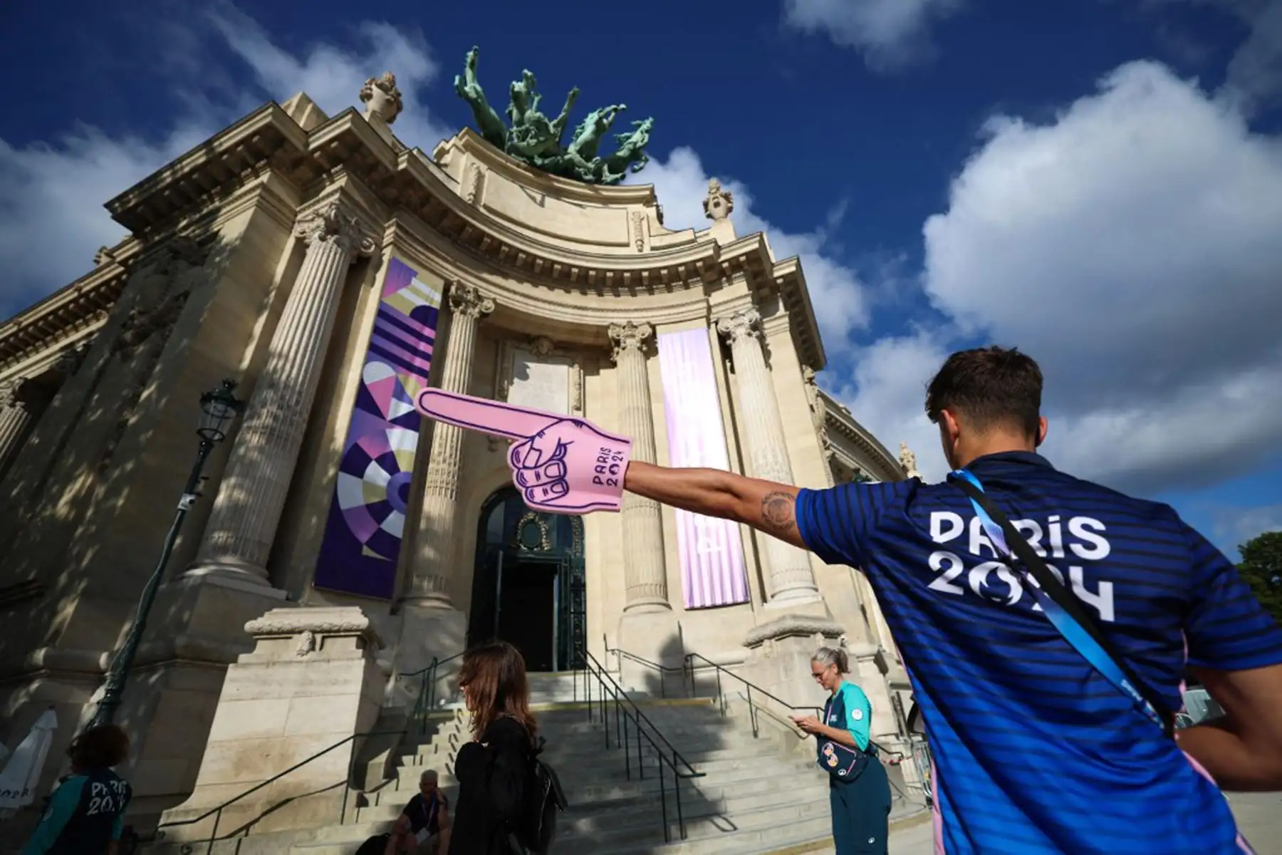 Un voluntario de los Juegos Olímpicos y Paralímpicos de París 2024 hace gestos para indicar la dirección mientras otros voluntarios llegan para participar en una sesión de entrenamiento en el Grand Palais de París .
Foto: AFP