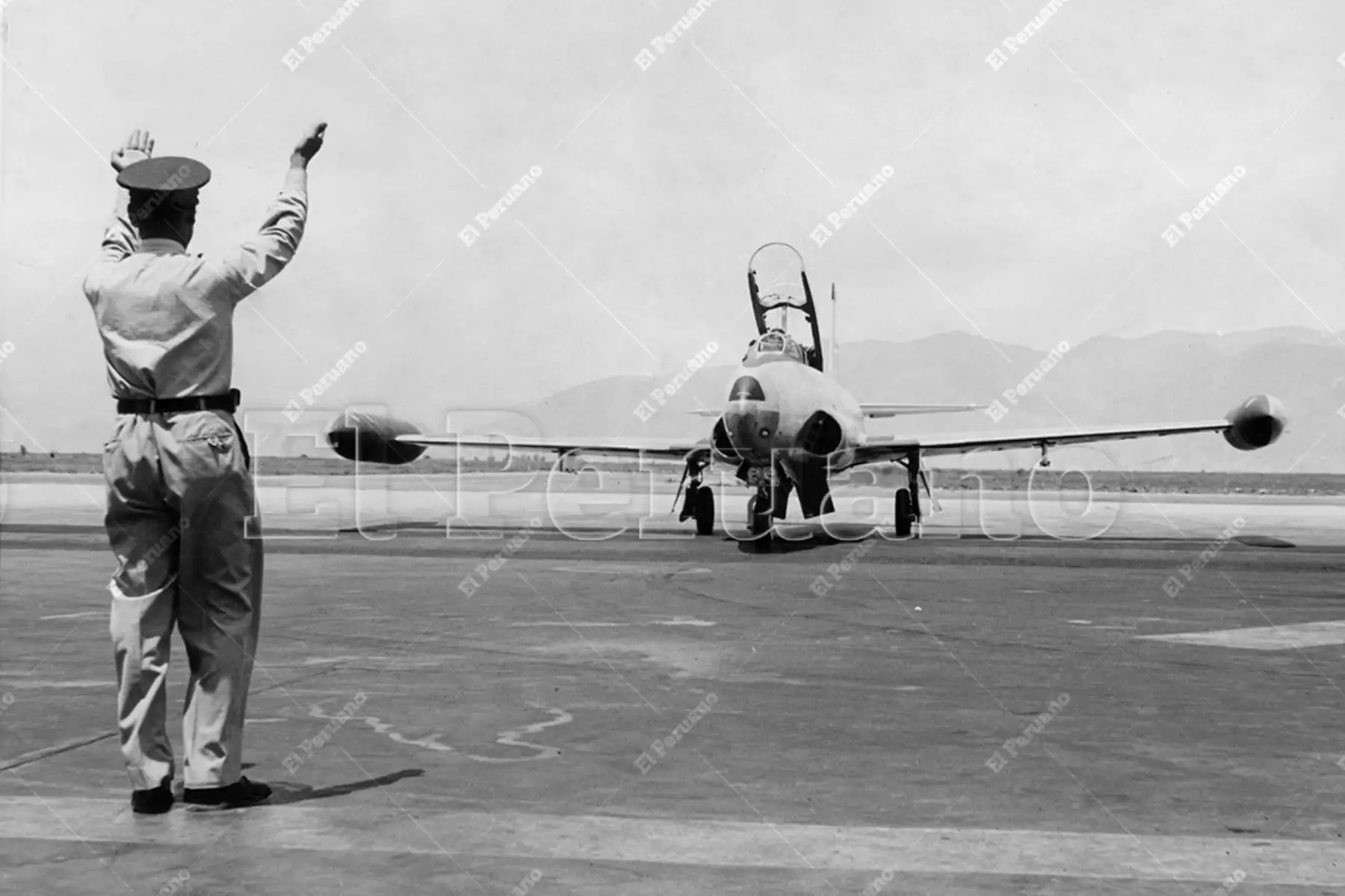 Lima - 9 marzo 1955 / Momento en el que llega el primer avión a reacción al aeropuerto de Limatambo. Con la adquisición de este lote de cazas a chorro el Gobierno dota a la Fuerza Aérea del Perú de las máquinas más modernas. Foto: Archivo Histórico de El Peruano