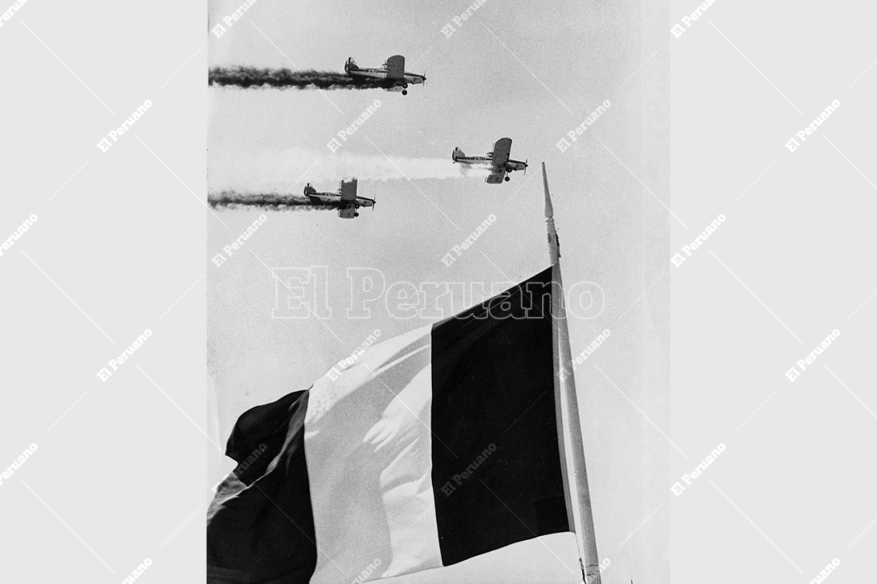 Piura - 21 mayo 1975 / Aviones de la Fuerza Aérea del Perú sobrevuelan el cielo durante la inauguración del Gran Complejo Pesquero de Paita. Foto: Archivo Histórico de El Peruano / Rolando Ángeles