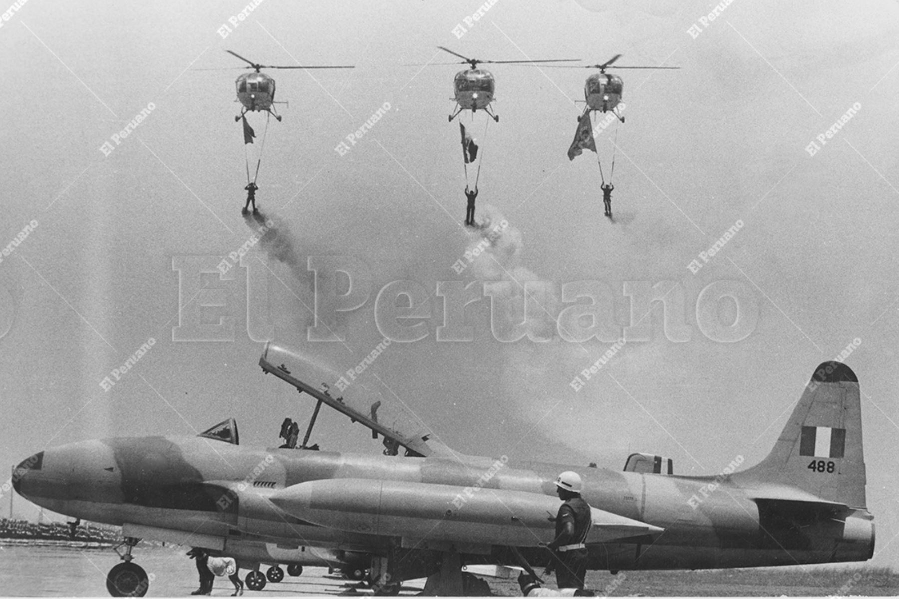 Lima - 14 diciembre 1981 / Demostración militar durante la ceremonia de clausura del año académico de la Escuela de Oficiales  de la Fuerza Aérea del Perú en la Base de Las Palmas. Foto: Archivo Histórico de El Peruano / Norman Córdova