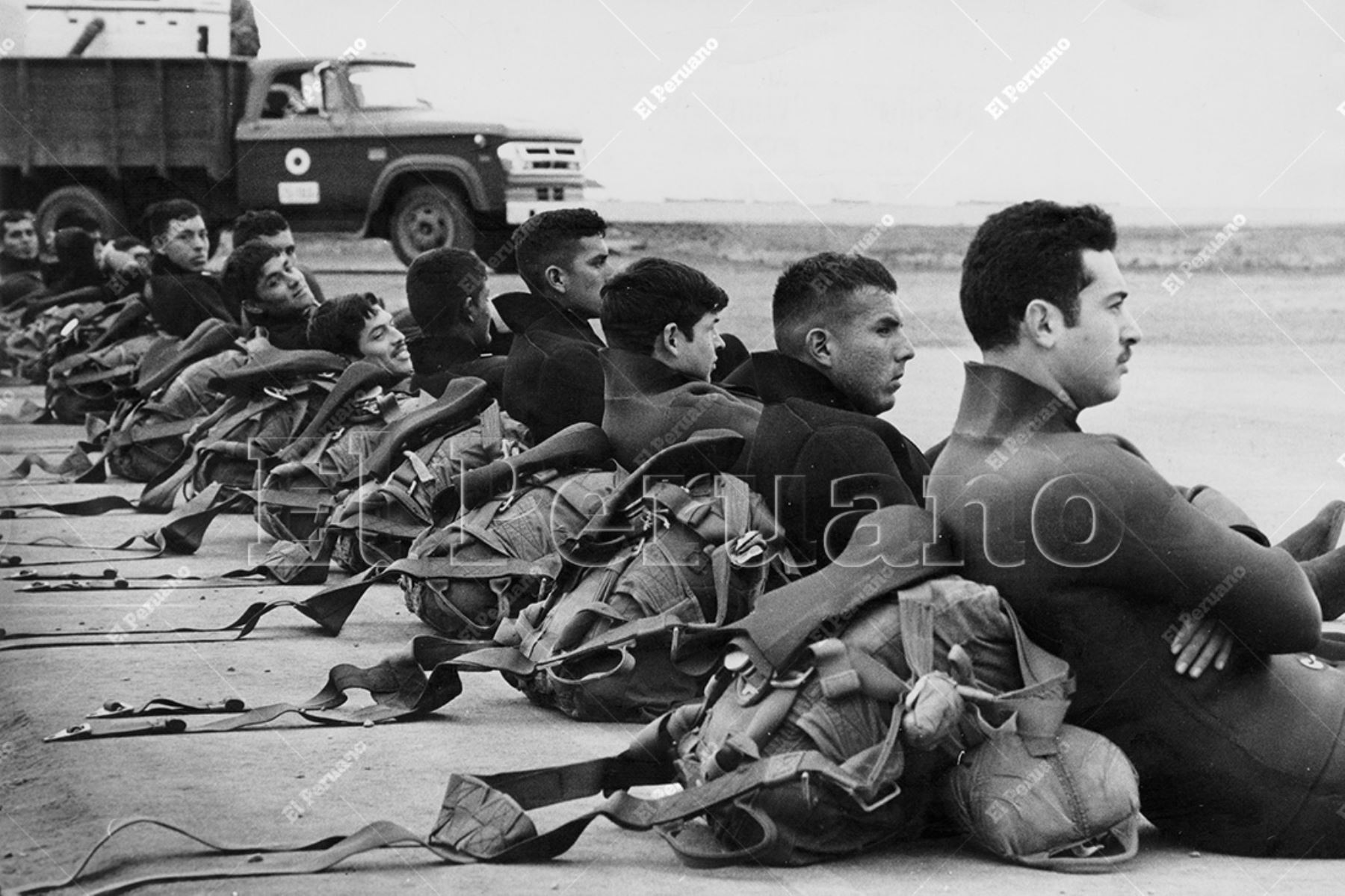 Lima - 20 julio 1975 / Paracaidistas que fueron lanzados desde un avión Hércules al mar frente a las costas de Chorrillos y Barranco  protagonizaron un impresionante simulacro de combate que demostró el poderío de la Fuerza Aérea del Perú. Foto: Archivo Histórico de El Peruano / Rolando Ángeles