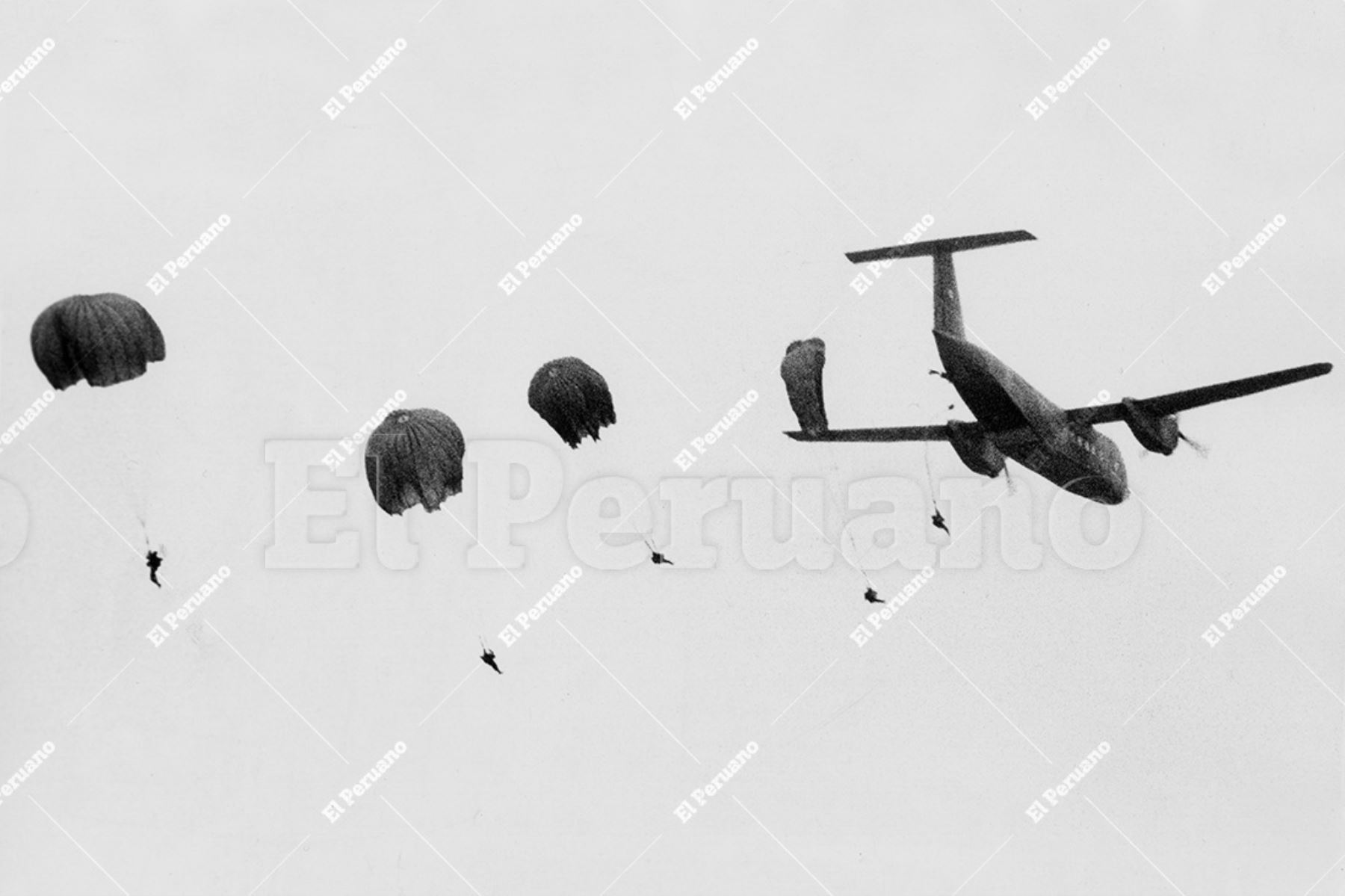 Lima - 20 julio 1975 / Paracaidistas que fueron lanzados desde un avión Hércules al mar frente a las costas de Chorrillos y Barranco  protagonizaron un impresionante simulacro de combate que demostró el poderío de la Fuerza Aérea del Perú. Foto: Archivo Histórico de El Peruano / Nelson Vela