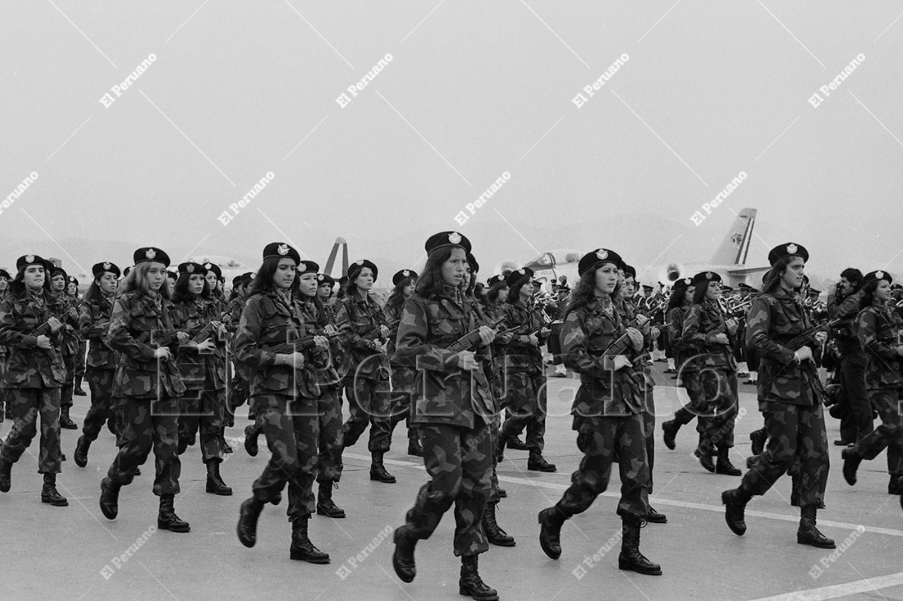 Lima - 23 julio 1975 / El primer batallón de voluntarias que conforman el Agrupamiento Terrestre de la Fuerza del Perú (FAP) desfila por el Día de la Aviación Militar en Las Palmas. Foto: Archivo Histórico de El Peruano / Bernabé Wong