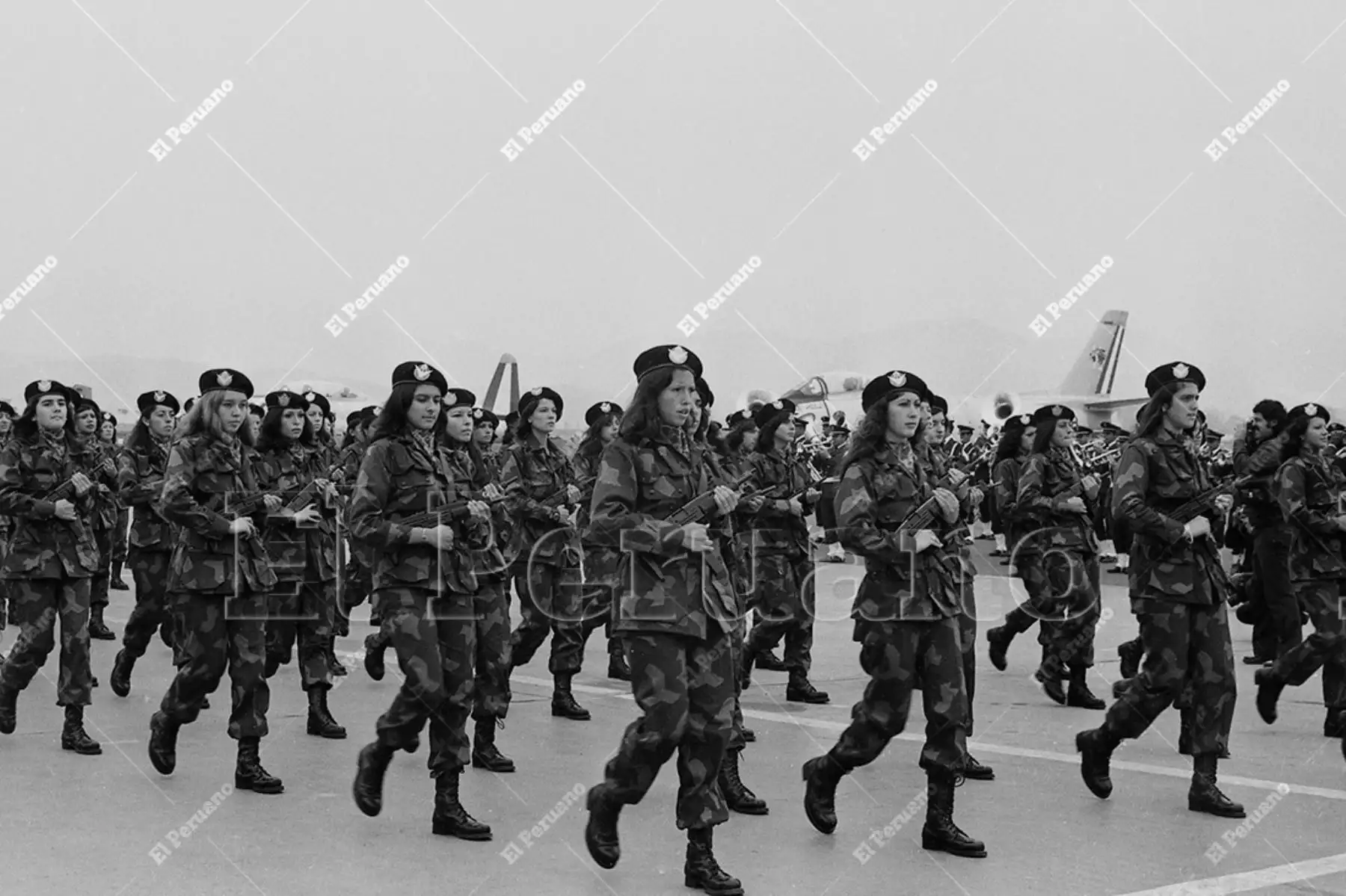Lima - 23 julio 1975 / El primer batallón de voluntarias que conforman el Agrupamiento Terrestre de la Fuerza del Perú (FAP) desfila por el Día de la Aviación Militar en Las Palmas. Foto: Archivo Histórico de El Peruano / Bernabé Wong