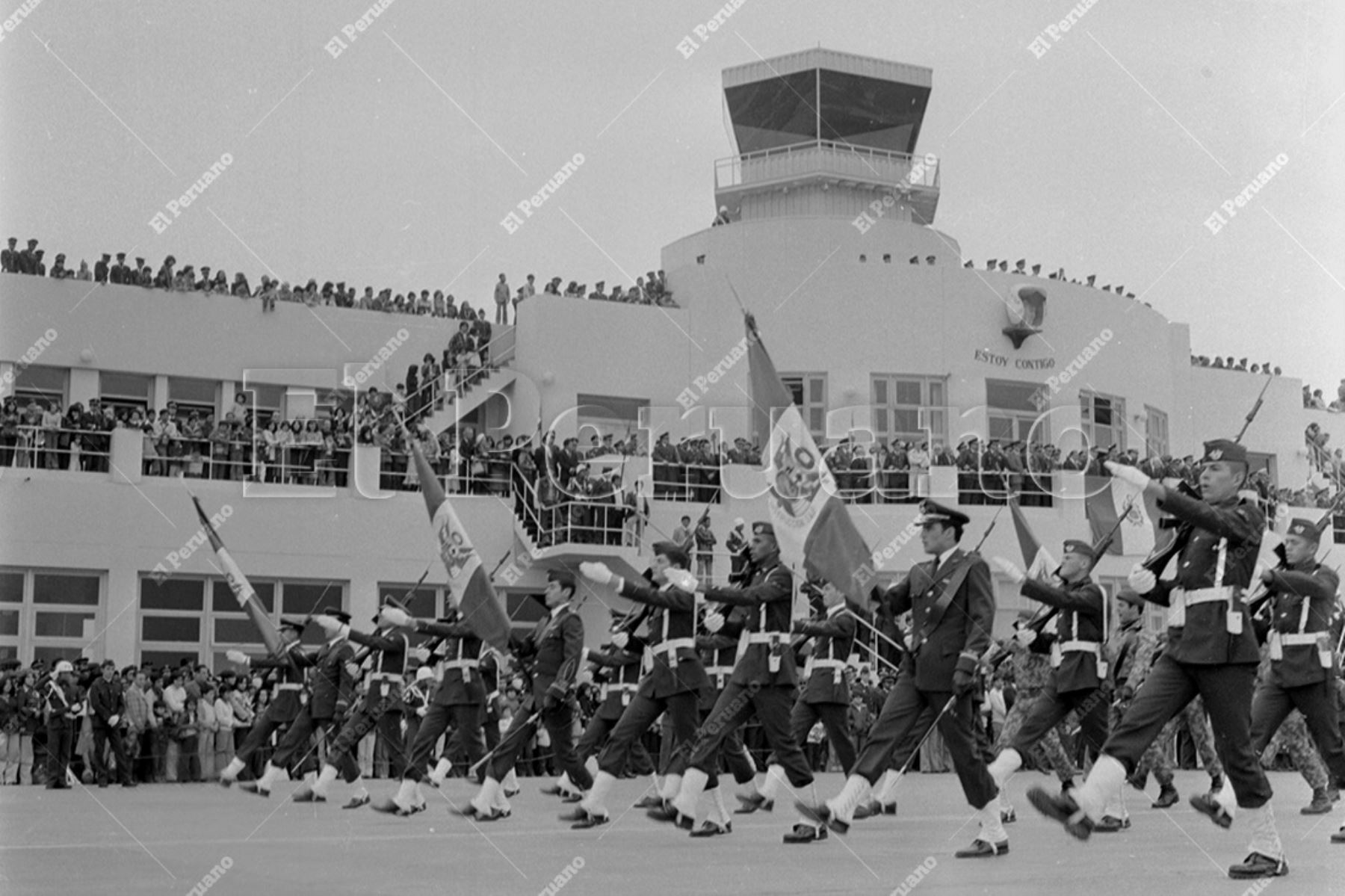 Lima - 23 julio 1978 / Cadetes de la Fuerza Aérea del Perú hacen su paso marcial frente al estrado oficial instalado en la Base Aérea Las Palmas durante el desfile por el Día de la Aviación Militar. Foto: Archivo Histórico de El Peruano / Norman Córdova