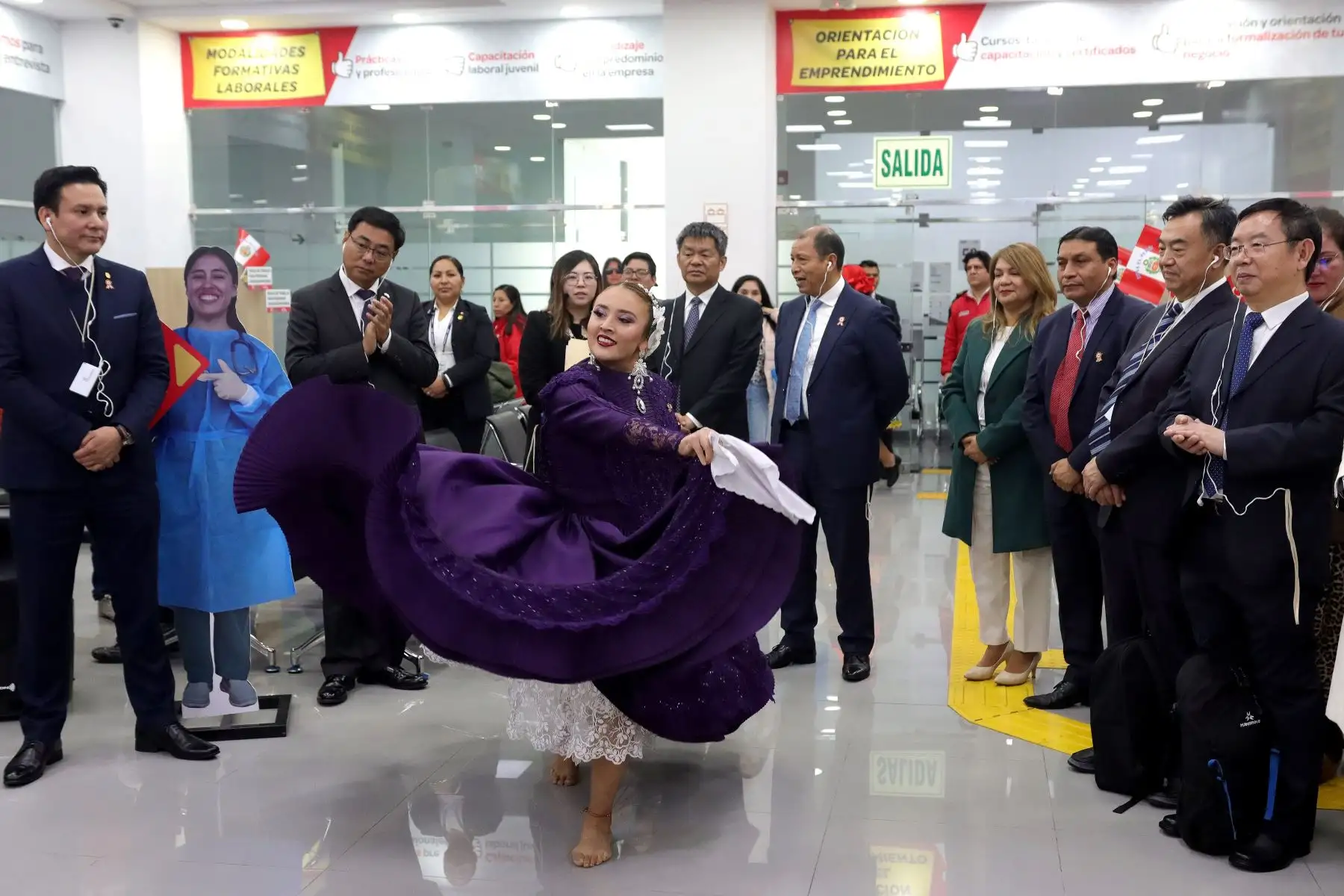 Viceministro de Recursos Humanos y Seguridad Social de China Wu Xiuzhang se reúne con Ministro de Trabajo, Daniel Maurate Romero.
Visitan el Centro de Empleo de Lima Metropolitana y al Centro Integrado Formaliza Perú.
Ministerio de Trabajo.
Foto: ANDINA / Lino Chipana