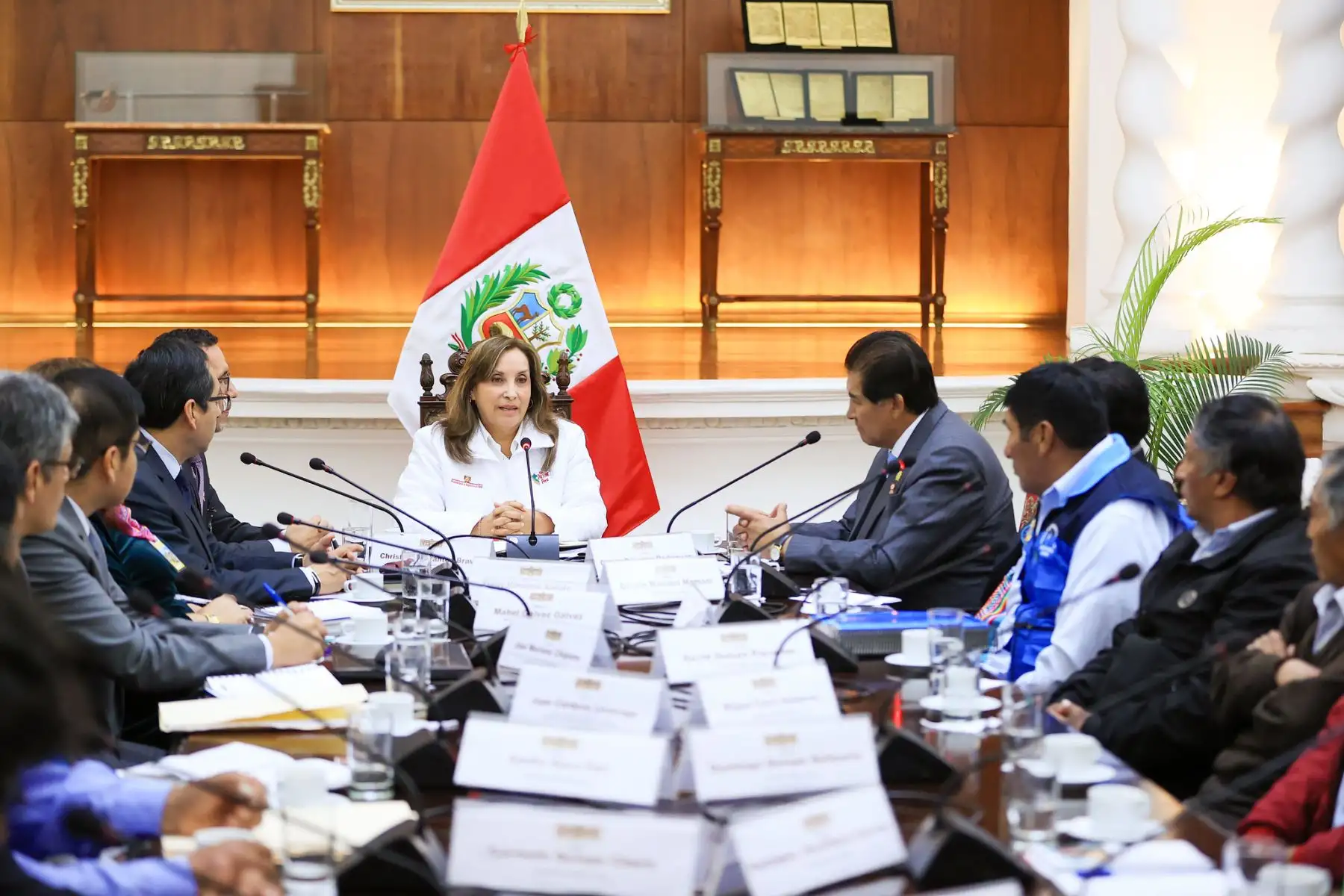 La presidenta Dina  Boluarte Zegarra se reúne con el alcalde provincial de San Román, Óscar Cáceres, junto a dirigentes del Proyecto Integral de Juliaca  para tratar sobre las obras que garantizarán agua y desagüe para más de 480 000 personas, en Juliaca.
Foto: ANDINA/Prensa Presidencia