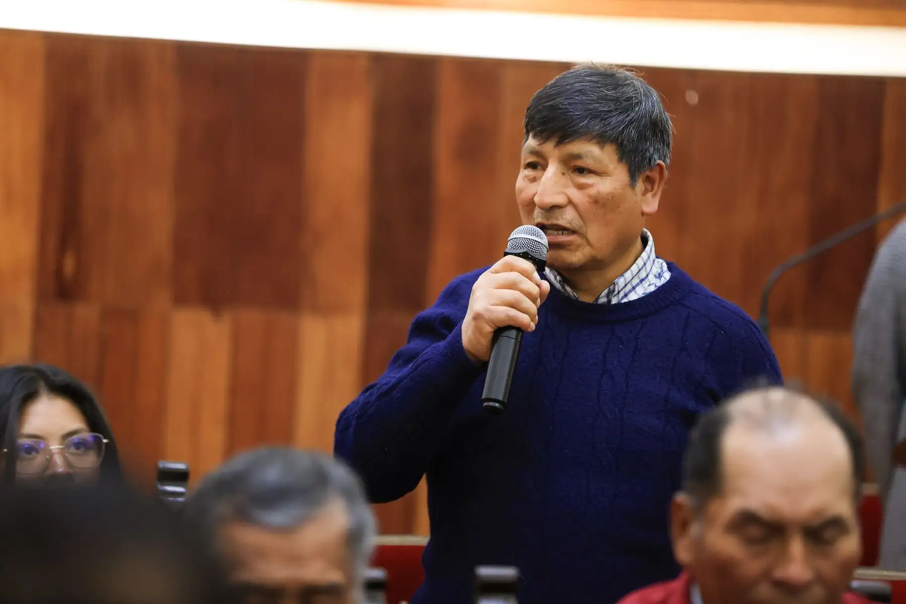 La presidenta Dina  Boluarte Zegarra se reúne con el alcalde provincial de San Román, Óscar Cáceres, junto a dirigentes del Proyecto Integral de Juliaca  para tratar sobre las obras que garantizarán agua y desagüe para más de 480 000 personas, en Juliaca.
Foto: ANDINA/Prensa Presidencia