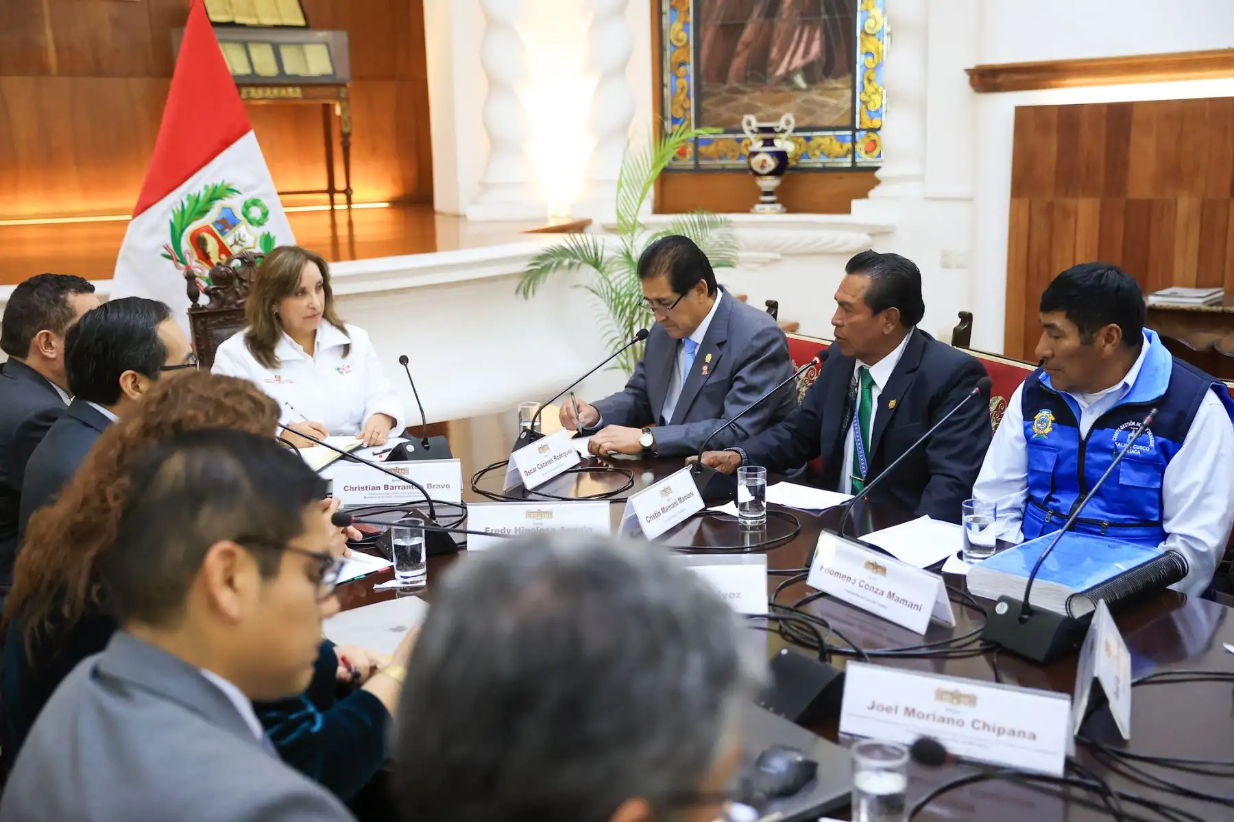 La presidenta Dina  Boluarte Zegarra se reúne con el alcalde provincial de San Román, Óscar Cáceres, junto a dirigentes del Proyecto Integral de Juliaca  para tratar sobre las obras que garantizarán agua y desagüe para más de 480 000 personas, en Juliaca.
Foto: ANDINA/Prensa Presidencia