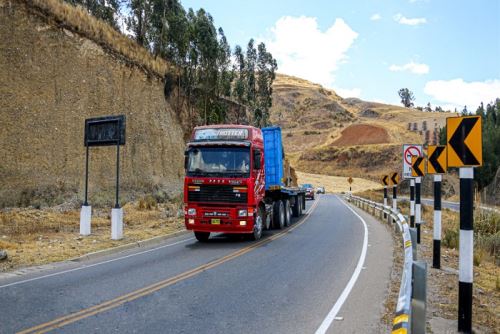 Medida la dispone el MTC por los reducidos niveles de servicio de la Carretera Central, los tramos de curvas con radios de giro reducido, el alto nivel de accidentabilidad de la vía y los elevados niveles de tránsito vehicular que la vía soporta. ANDINA/Difusión.