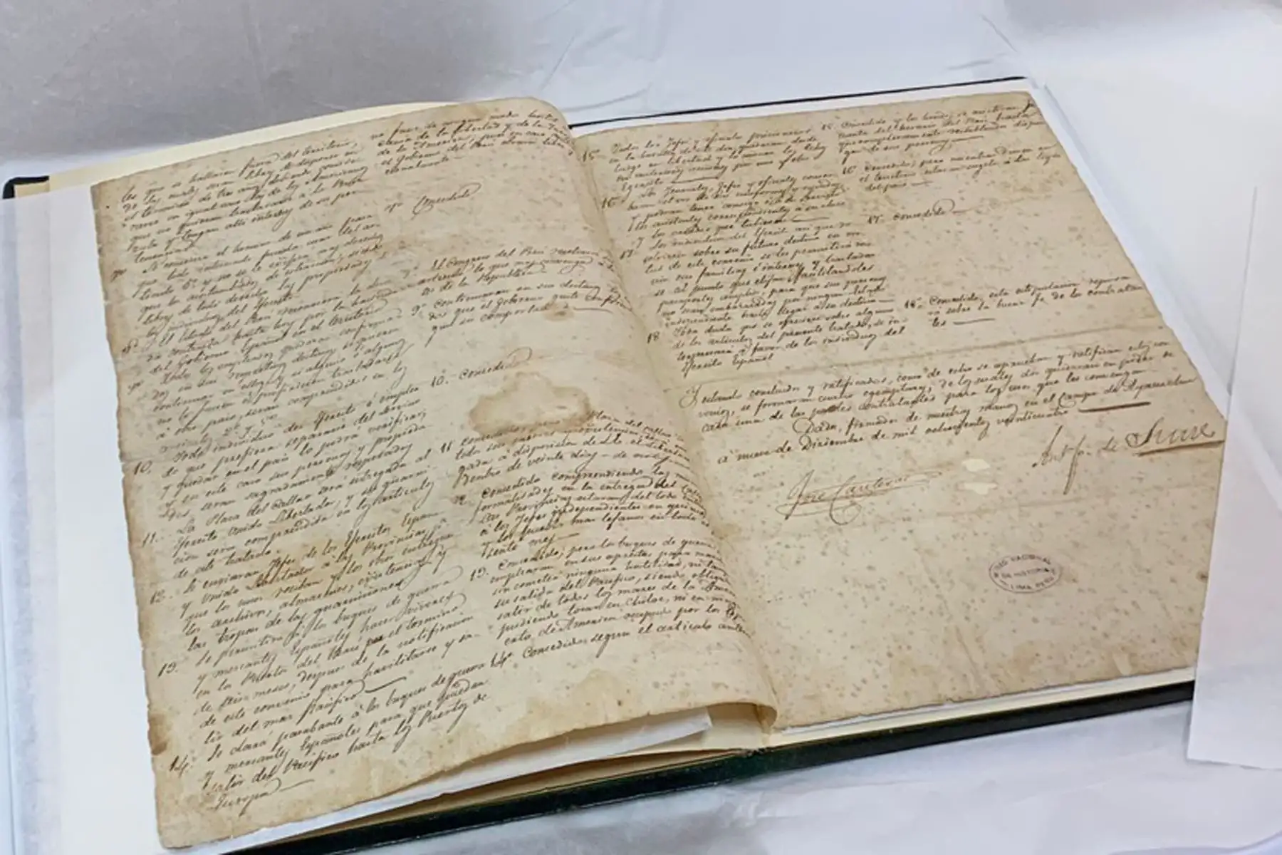 Acta de la Capitulación de Ayacucho de 1824 se conserva en el Museo Nacional de Arqueología, Antropología e Historia del Perú (MNAAHP). Foto: ANDINA/Difusión