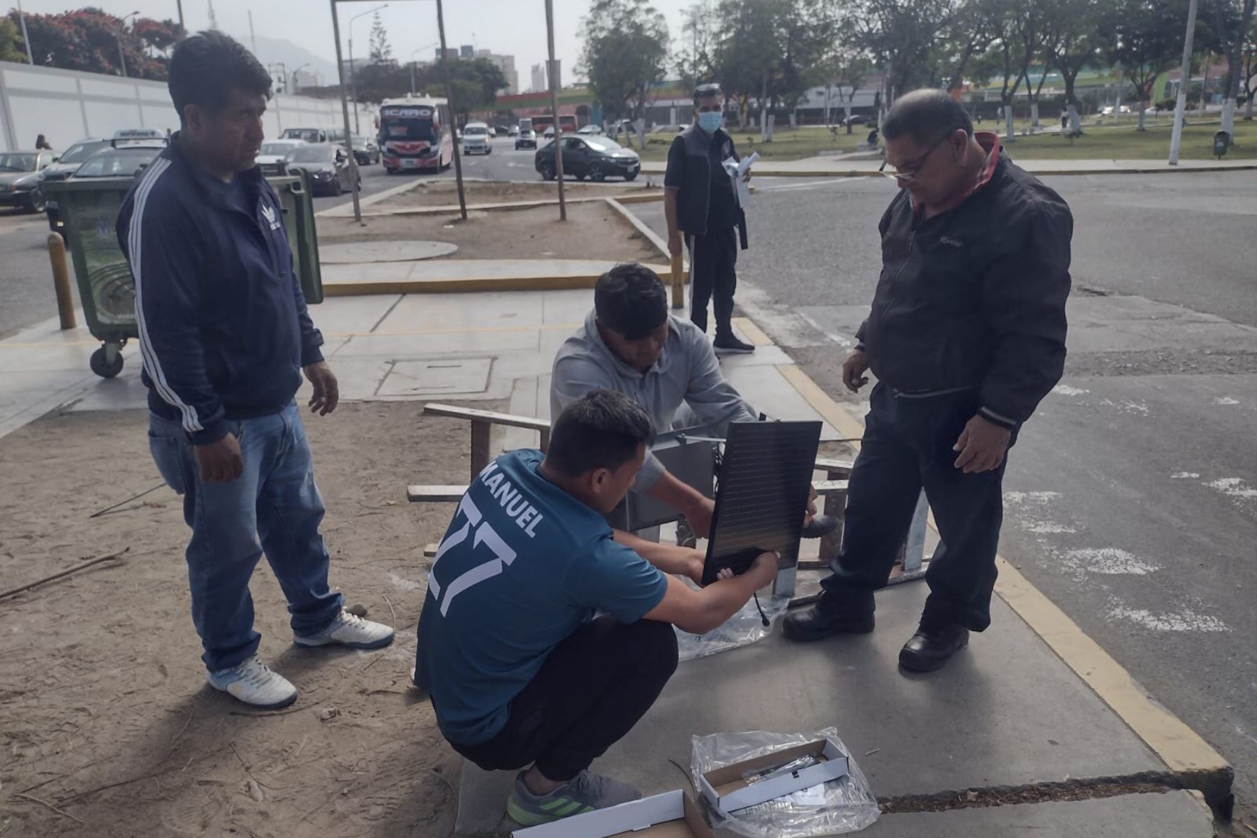 En una primera etapa se colocarán 23 luminarias con energía renovable en la avenida Roma de la ciudad de Trujillo.  Foto: ANDINA/Difusión