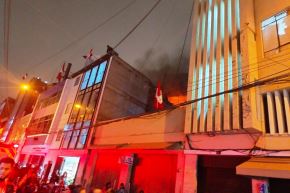 Mesa Redonda: bomberos combaten incendio en una galería comercial. Foto: ANDINA/Difusión.