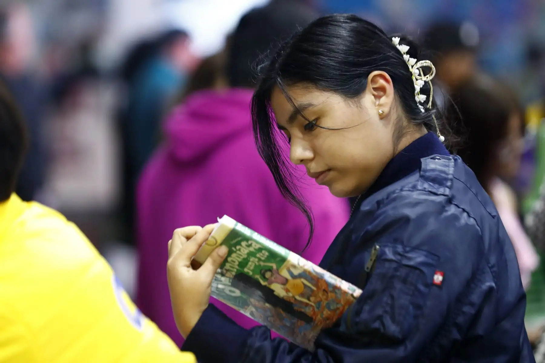 Niños, jóvenes y adultos acuden masivamente a los stands de cómics y mangas en la Feria Internacional del Libro de Lima 2024. Foto: ANDINA/Daniel Bracamonte