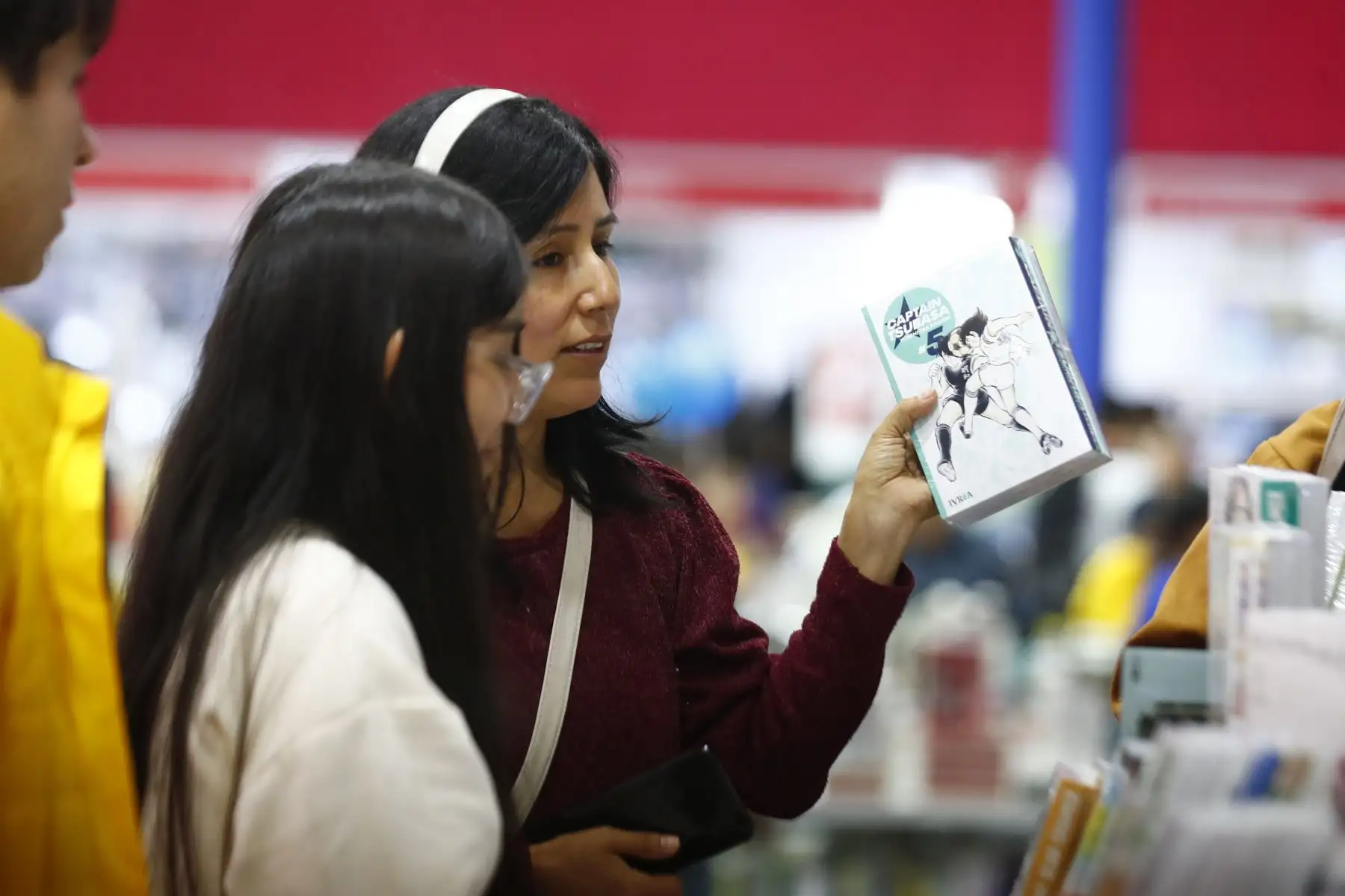 Una gran variedad de mangas japoneses en diferentes presentaciones y para todas las edades se exhiben en los stands de cómics y mangas de la Feria Internacional del Libro de Lima 2024. Foto: ANDINA/Daniel Bracamonte