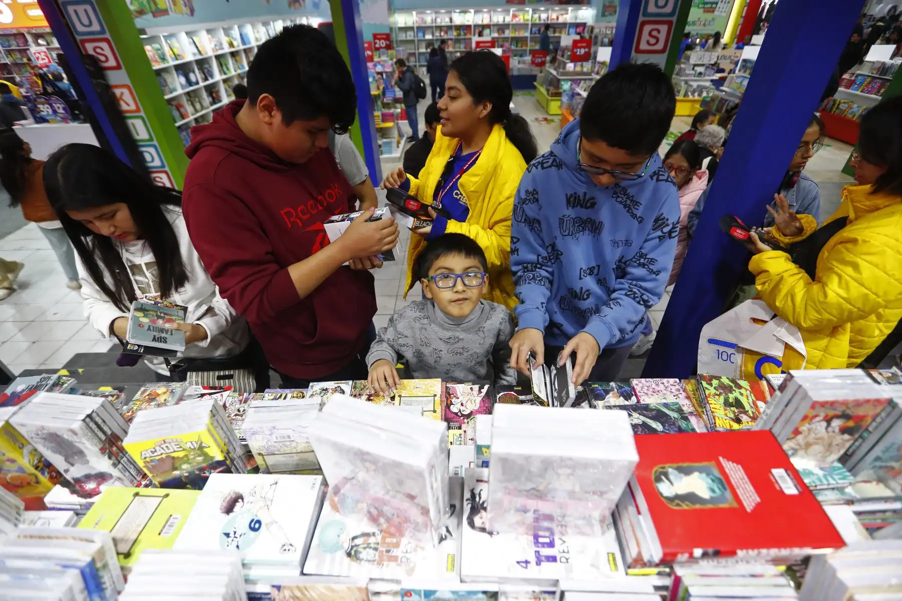 Una gran variedad de mangas japoneses en diferentes presentaciones y para todas las edades se exhiben en los stands de cómics y mangas de la Feria Internacional del Libro de Lima 2024. Foto: ANDINA/Daniel Bracamonte