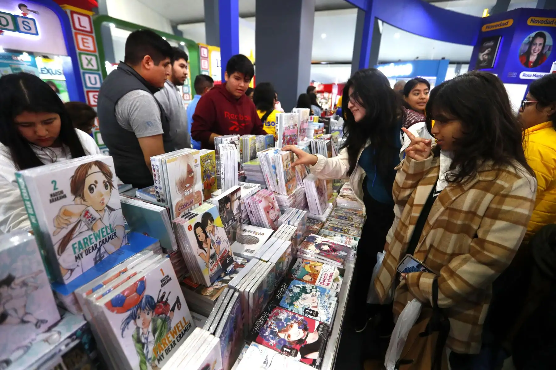 Una gran variedad de mangas japoneses en diferentes presentaciones y para todas las edades se exhiben en los stands de cómics y mangas de la Feria Internacional del Libro de Lima 2024. Foto: ANDINA/Daniel Bracamonte