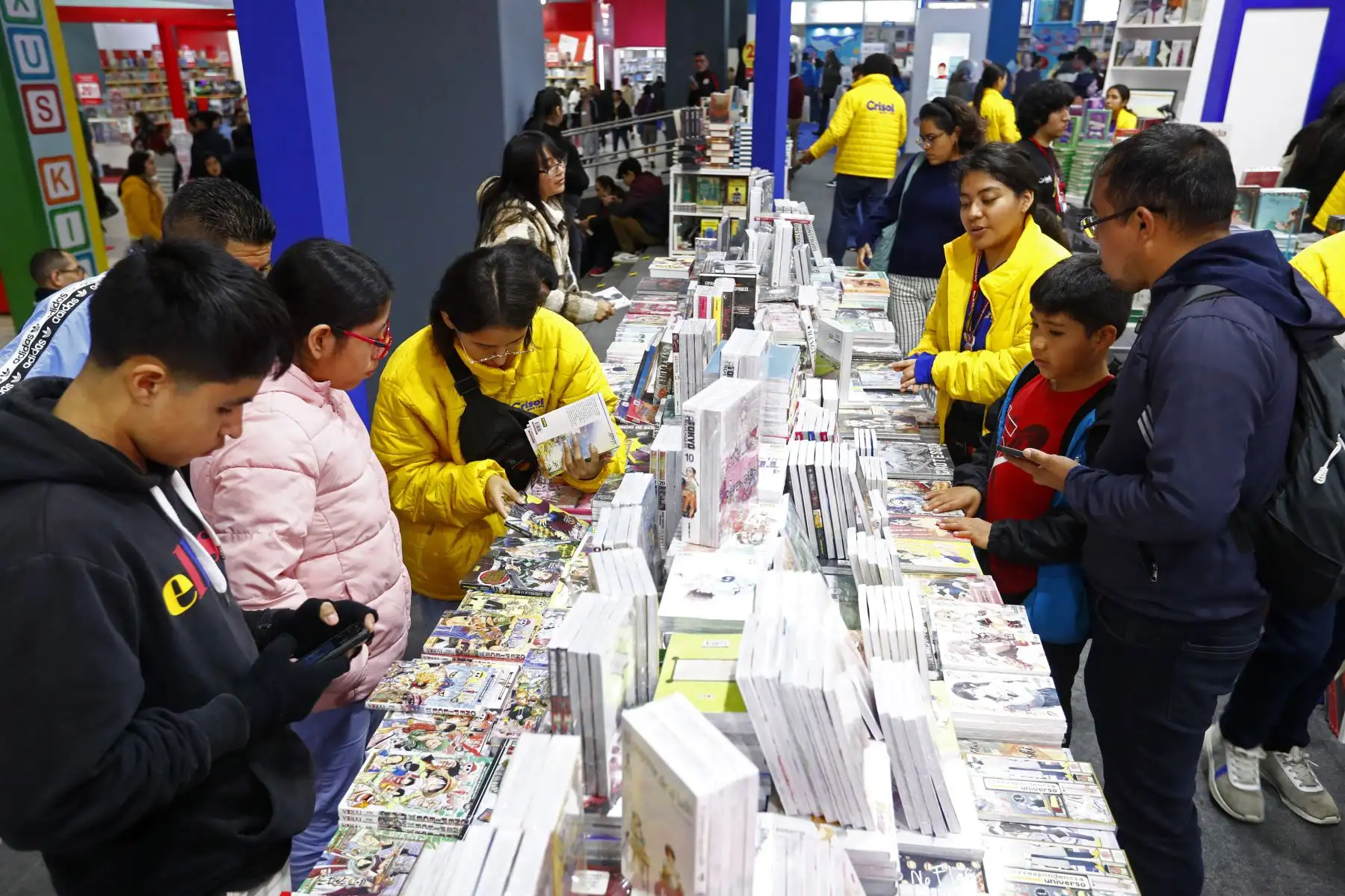 Una gran variedad de mangas japoneses en diferentes presentaciones y para todas las edades se exhiben en los stands de cómics y mangas de la Feria Internacional del Libro de Lima 2024. Foto: ANDINA/Daniel Bracamonte