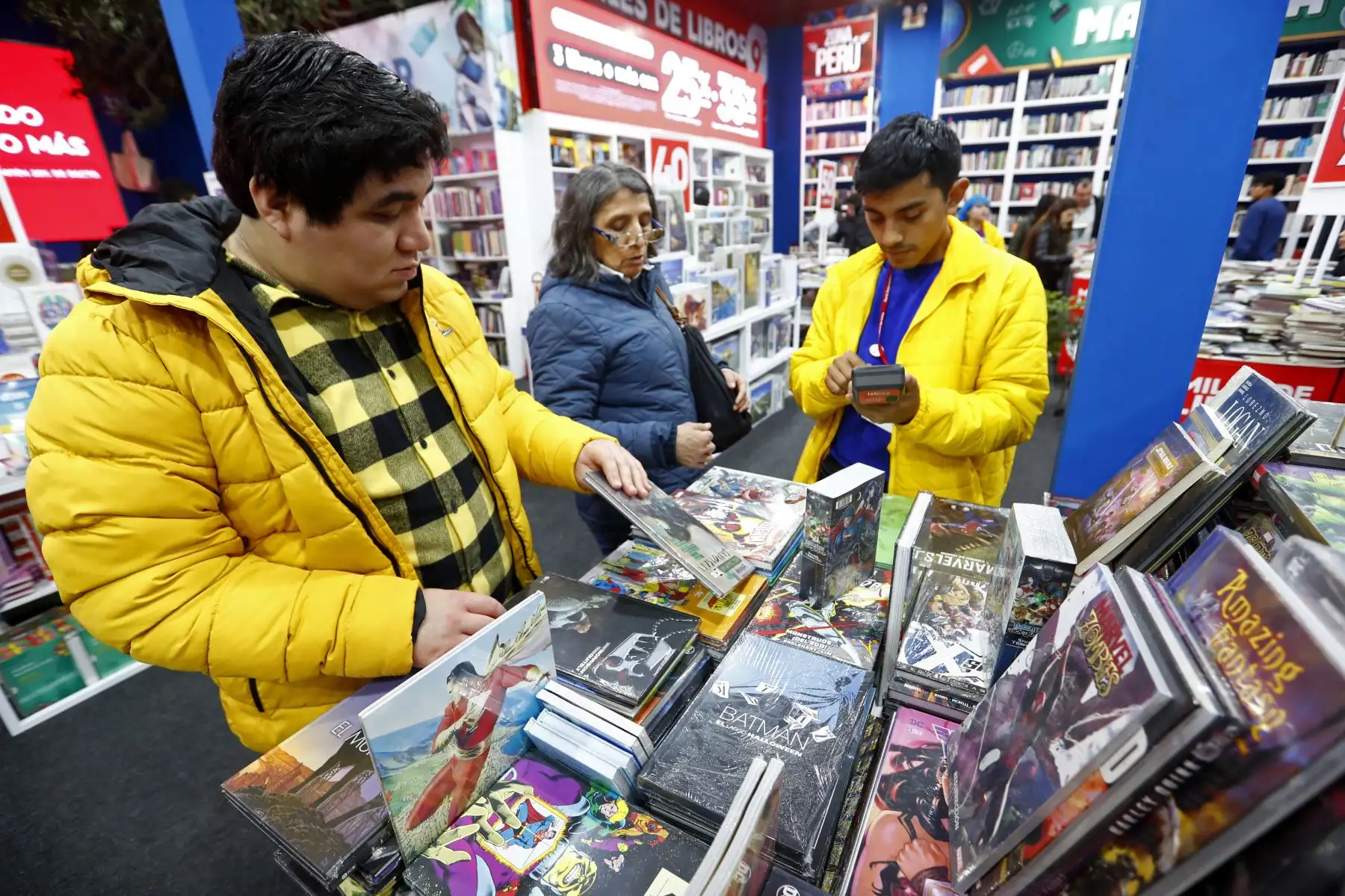Niños, jóvenes y adultos acuden masivamente a los stands de cómics y mangas en la Feria Internacional del Libro de Lima 2024. Foto: ANDINA/Daniel Bracamonte