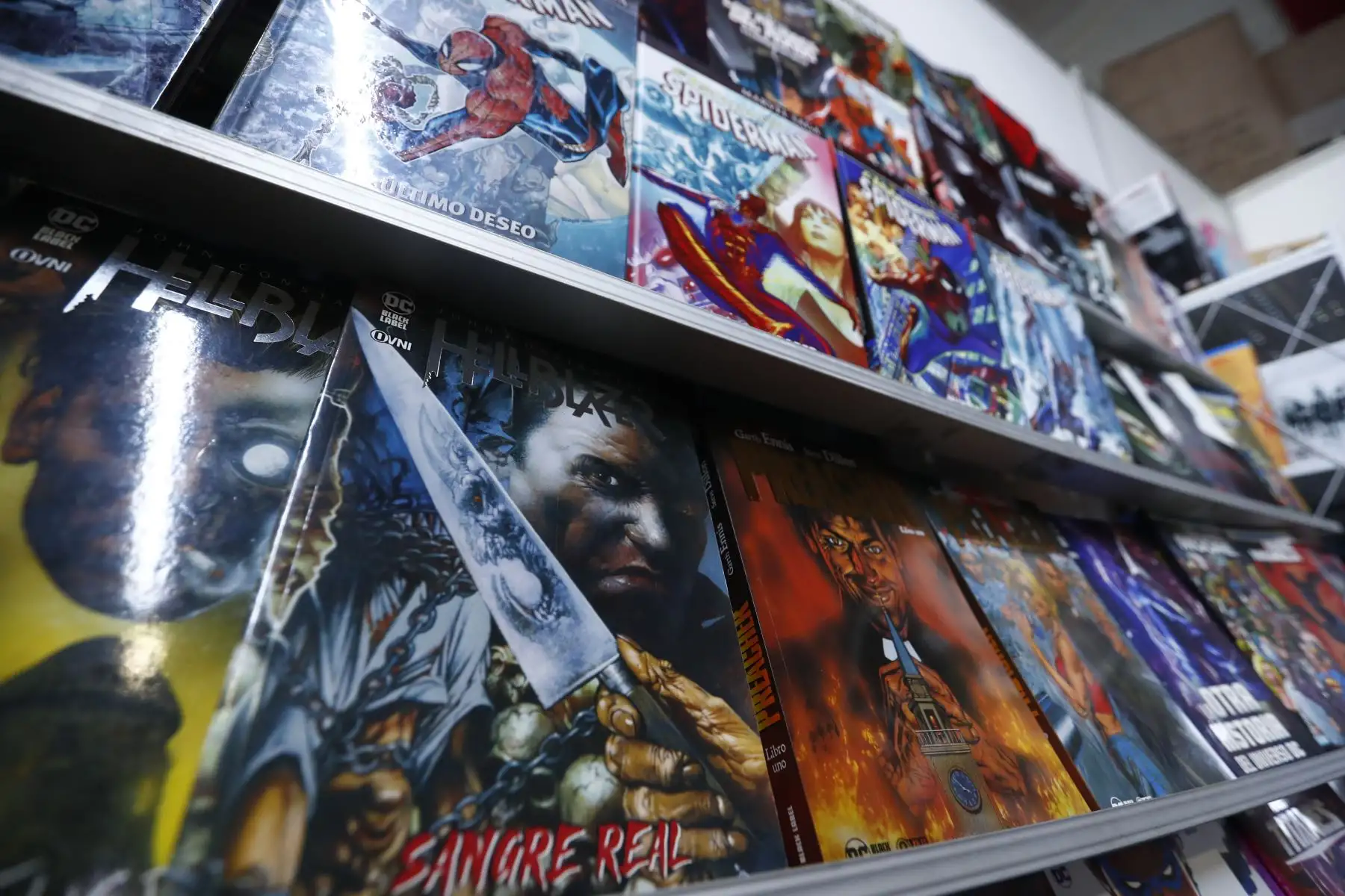 Niños, jóvenes y adultos acuden masivamente a los stands de cómics y mangas en la Feria Internacional del Libro de Lima 2024. Foto: ANDINA/Daniel Bracamonte