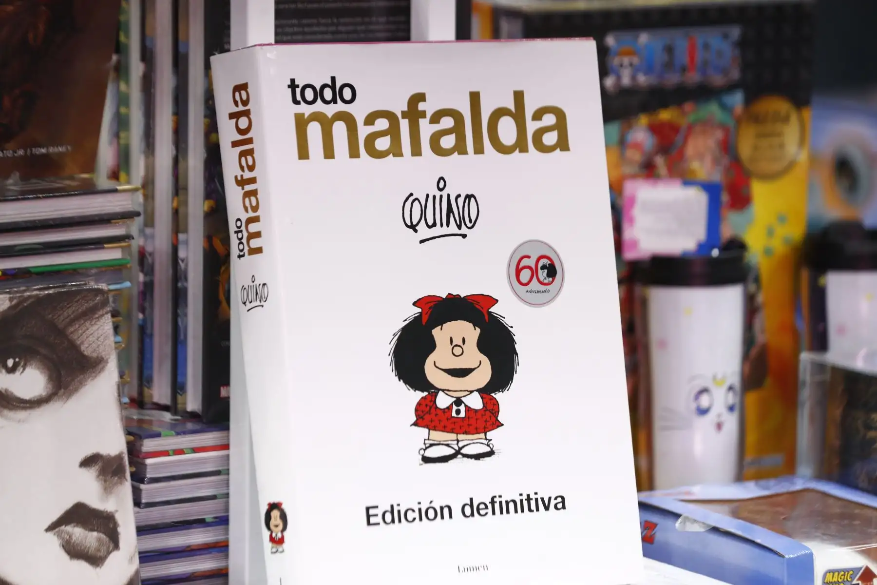 Ejemplares de la emblemática historieta argentina Mafalda también se encuentran en la Feria Internacional del Libro de Lima 2024, en ediciones especiales. Foto: ANDINA/Daniel Bracamonte