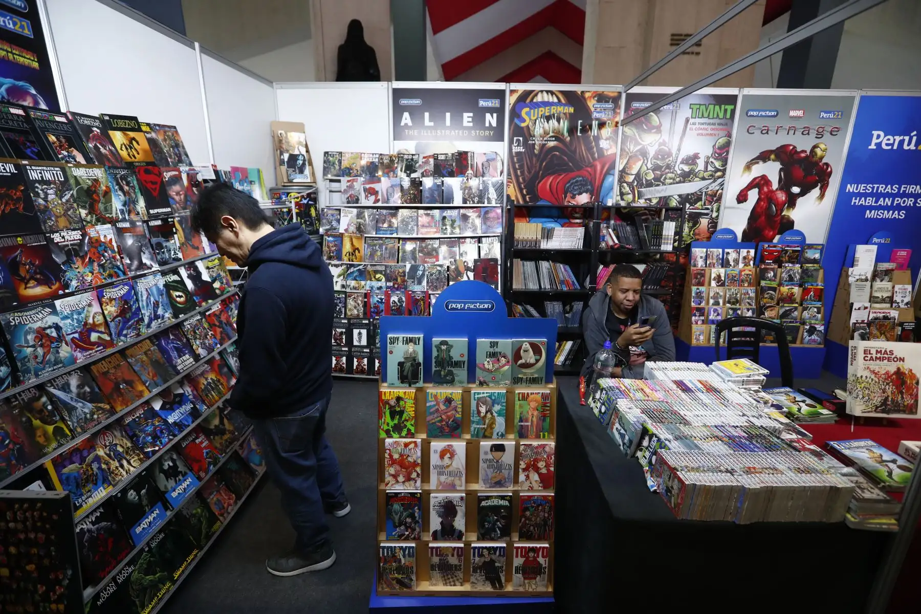 Niños, jóvenes y adultos acuden masivamente a los stands de cómics y mangas en la Feria Internacional del Libro de Lima 2024. Foto: ANDINA/Daniel Bracamonte