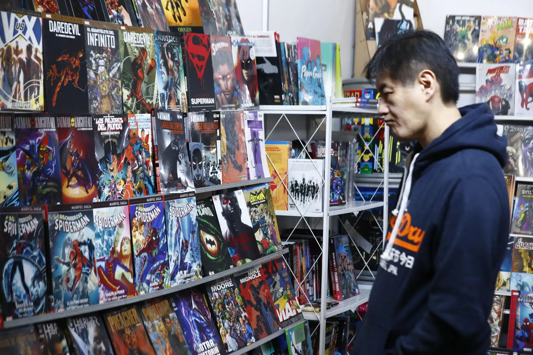 Niños, jóvenes y adultos acuden masivamente a los stands de cómics y mangas en la Feria Internacional del Libro de Lima 2024. Foto: ANDINA/Daniel Bracamonte