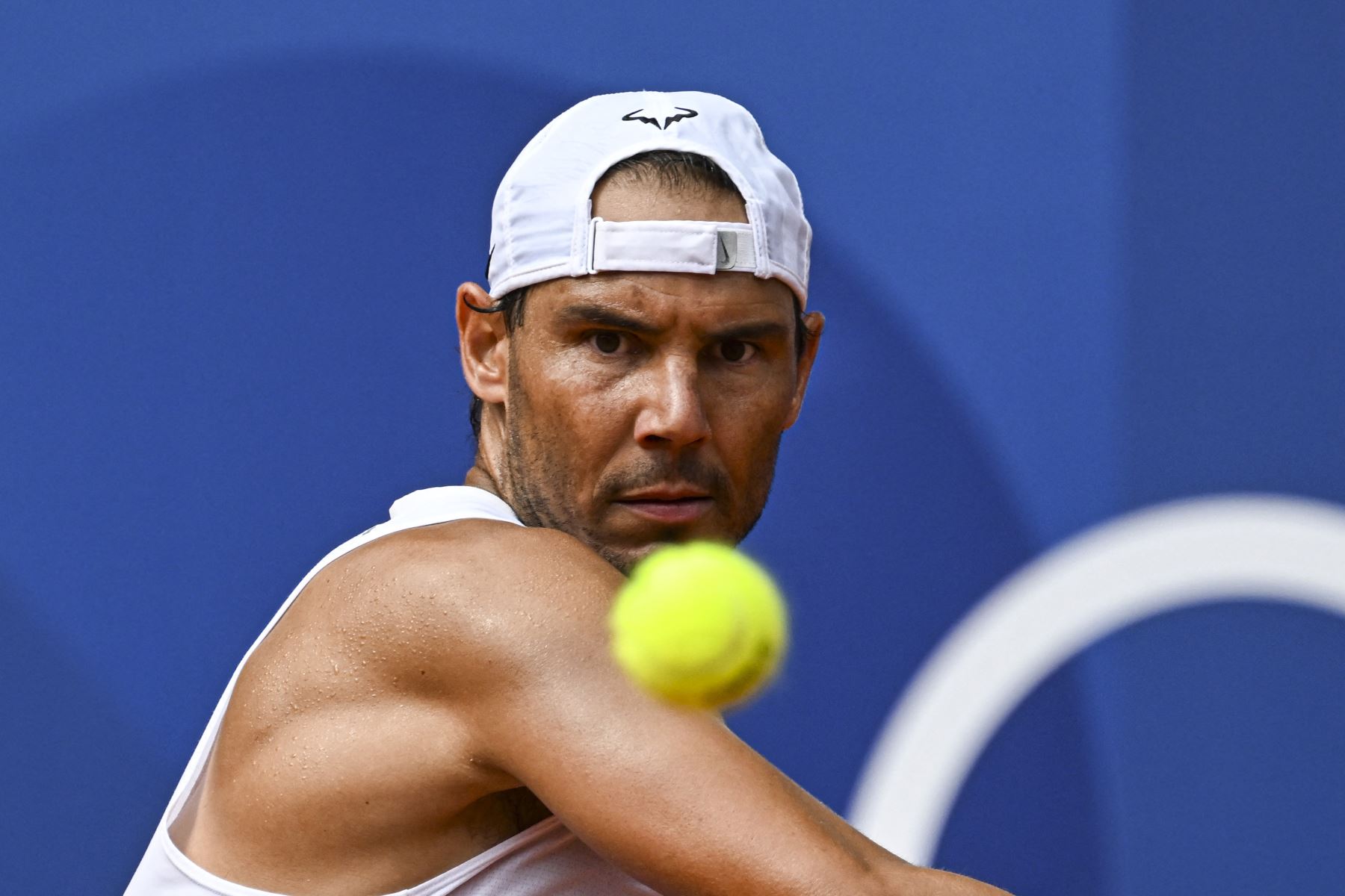 El español Rafael Nadal participa en una sesión de entrenamiento en el complejo del estadio Roland-Garros de París, antes de los Juegos Olímpicos de París 2024.
Foto: AFP