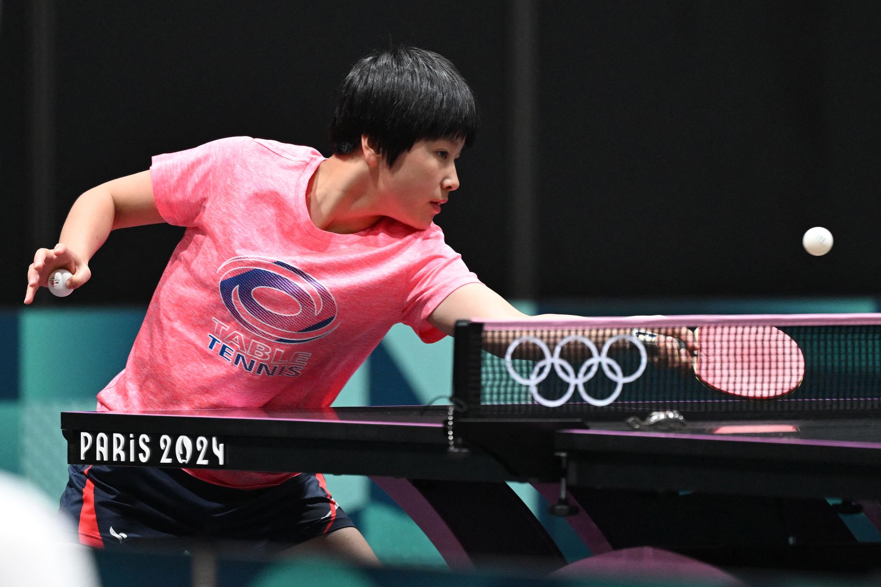 El jugador de tenis de mesa de Corea del Norte, Kim Kum Yong, practica durante una sesión de entrenamiento en el South Arena de Paris, antes de los Juegos Olímpicos de París 2024.
Foto: AFP