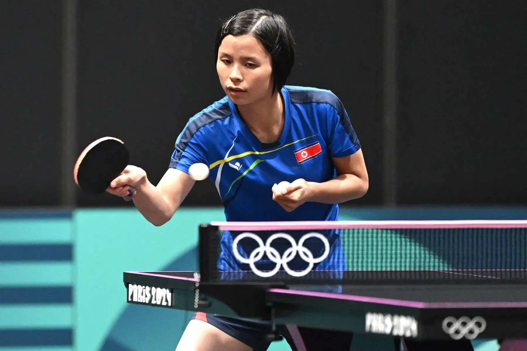 Pyon Song Gyong de Corea del Norte practica durante una sesión de entrenamiento en el South Arena de París, antes de los Juegos Olímpicos de París 2024.
Foto: AFP