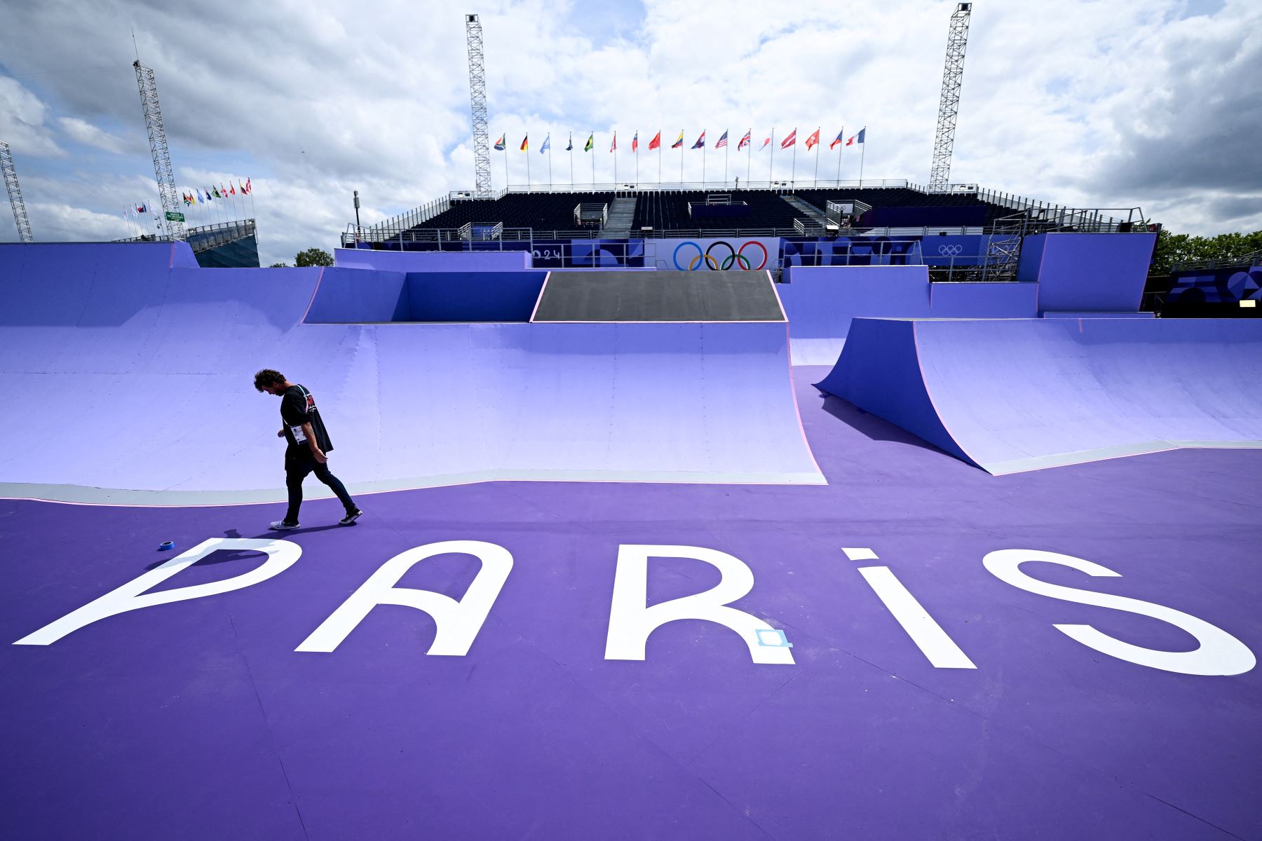 Una persona camina por la pista de BMX en La Concorde en París  antes de los Juegos Olímpicos de París 2024.
Foto:  AFP