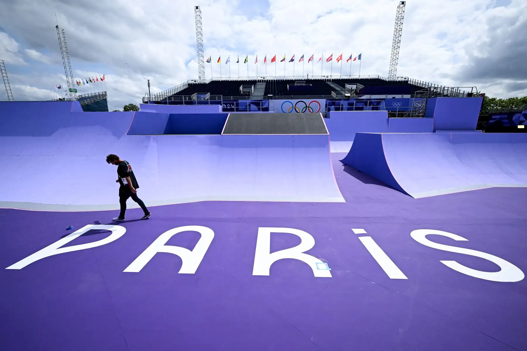 Una persona camina por la pista de BMX en La Concorde en París  antes de los Juegos Olímpicos de París 2024.
Foto:  AFP