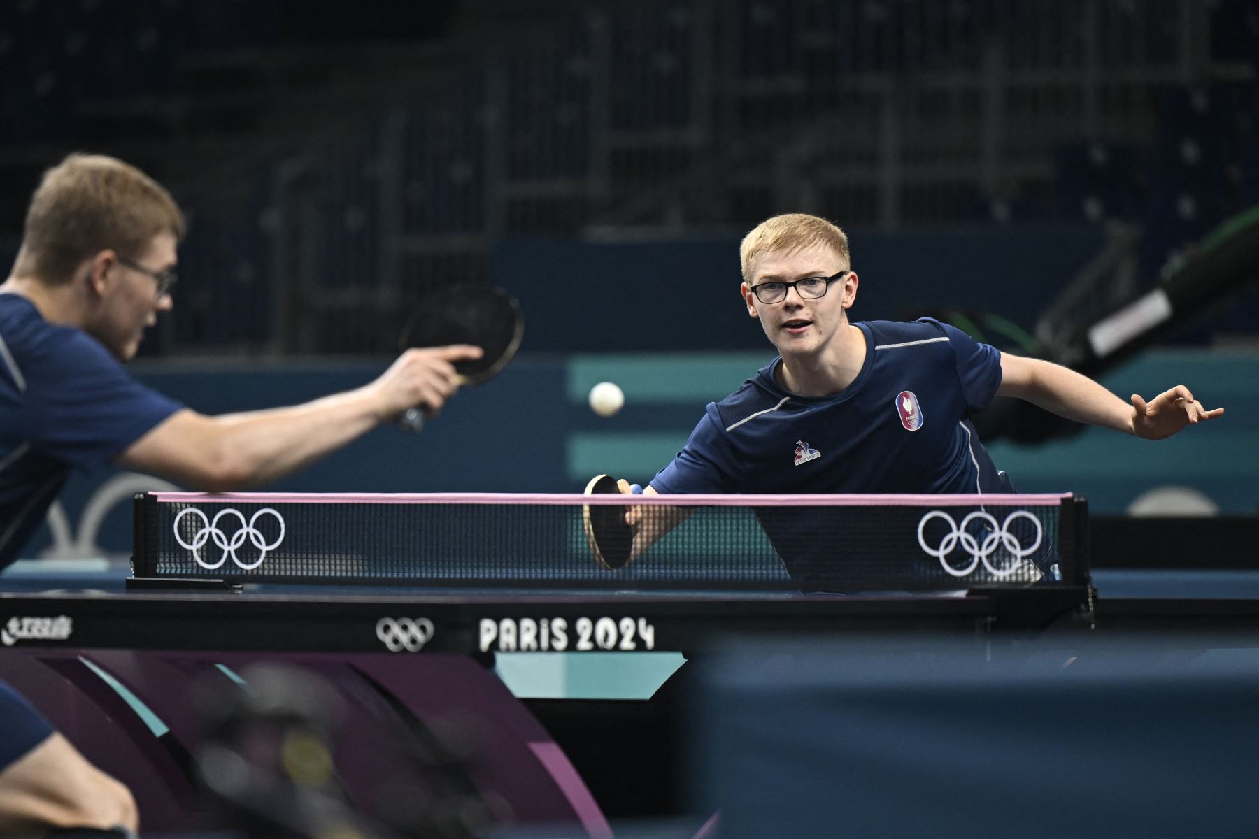 El jugador de tenis de mesa francés Felix Lebrun  practica durante una sesión de entrenamiento en el South Arena de París, antes de los Juegos Olímpicos y Paralímpicos de París 2024.
Foto: AFP