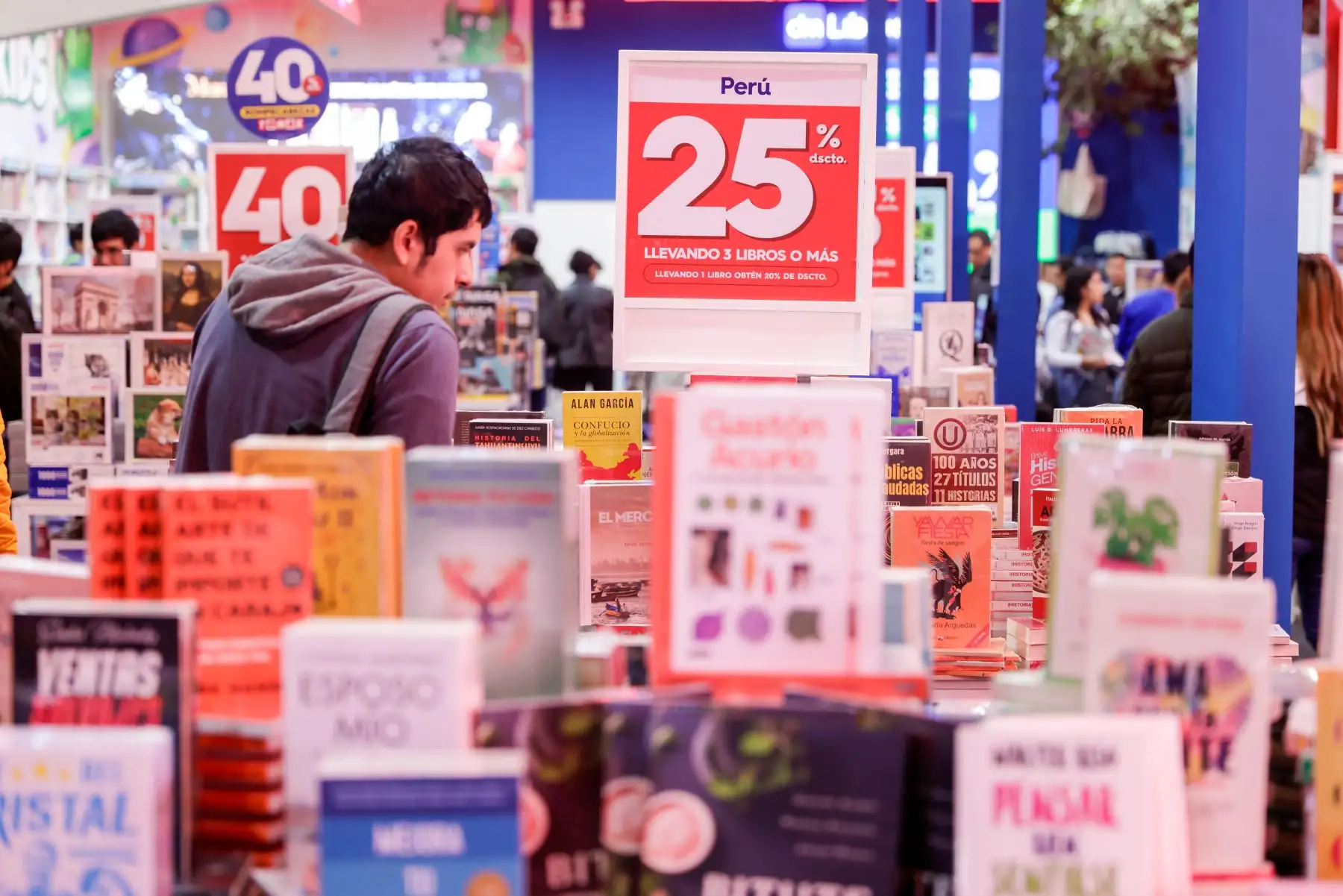 Feria del Libro continúa su jornada con la asistencia de un gran número de lectores de todas las edades. Foto: ANDINA/Luis Iparraguirre