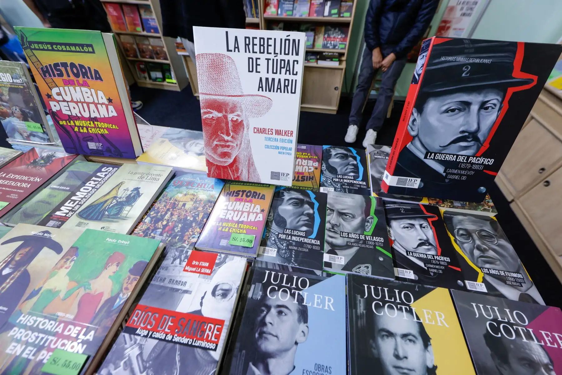 Feria del Libro continúa su jornada con la asistencia de un gran número de lectores de todas las edades. Foto: ANDINA/Luis Iparraguirre