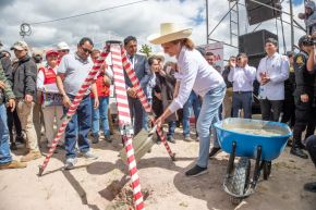 La ministra Hania Pérez de Cuéllar participó en la colocación de la primera piedra de las obras de agua y saneamiento para Chota. Foto: MVCS/Difusión.