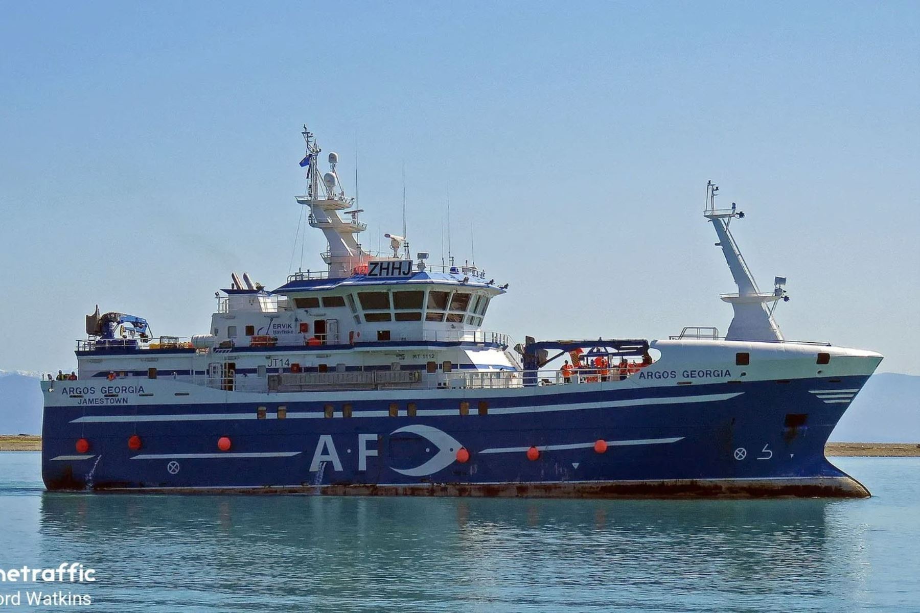 Vista del pesquero Argos Georgia, en el que iban 27 personas a bordo, entre ellos tripulantes peruanos. Foto: EFE.