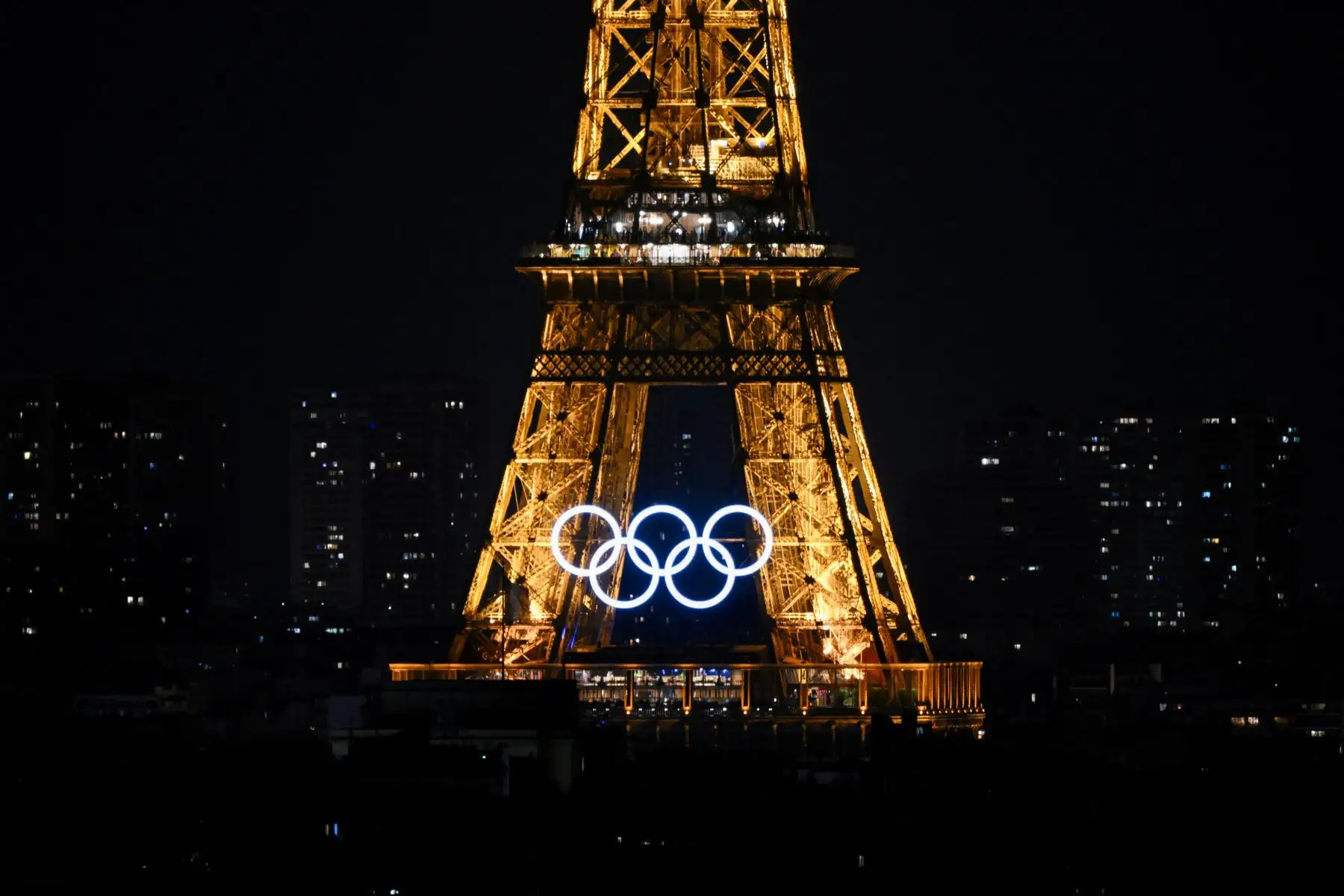 Esta fotografía muestra los anillos olímpicos exhibidos en la Torre Eiffel en la noche previa a los Juegos Olímpicos y Paralímpicos de París 2024.
Foto: ANDINA/AFP