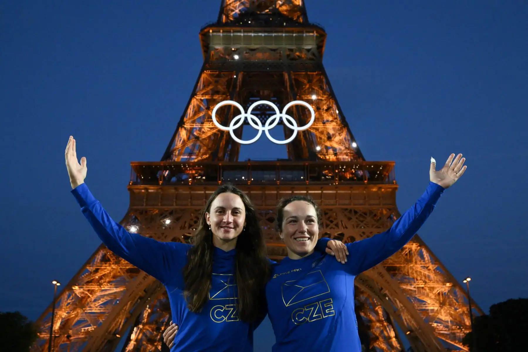 Las atletas checas de canoa slalom Gabriela Satkova y Tereza Fiserova posan para una foto frente a la Torre Eiffel con los anillos olímpicos exhibidos en ella, antes de los Juegos Olímpicos y Paralímpicos de París 2024. Foto: ANDINA//AFP