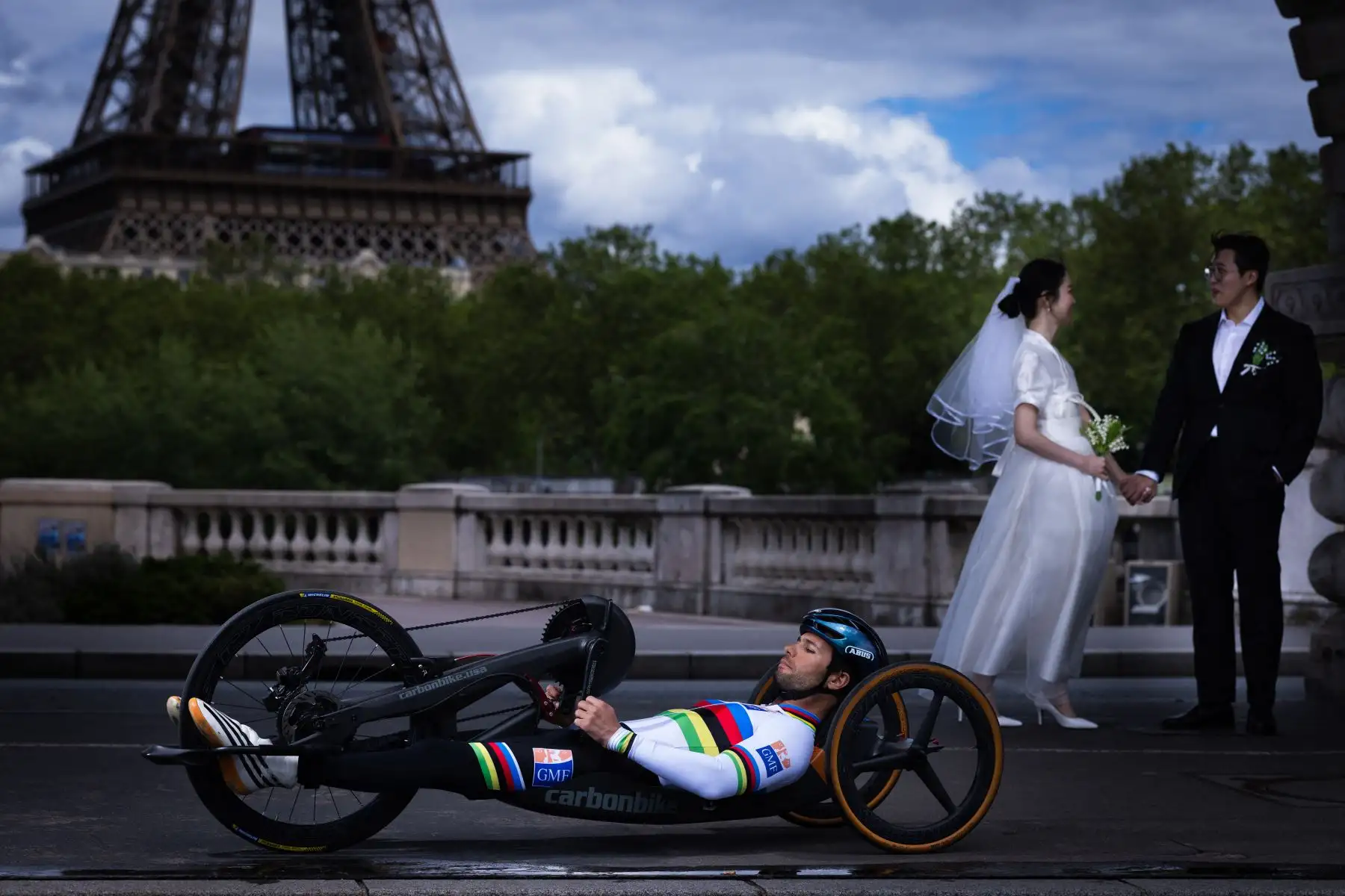 El ciclista paralímpico francés Florian Jouanny posa en el puente Bir-Hakeim en París antes de los Juegos Olímpicos y Paralímpicos de París 2024.
Foto: ANDINA/AFP