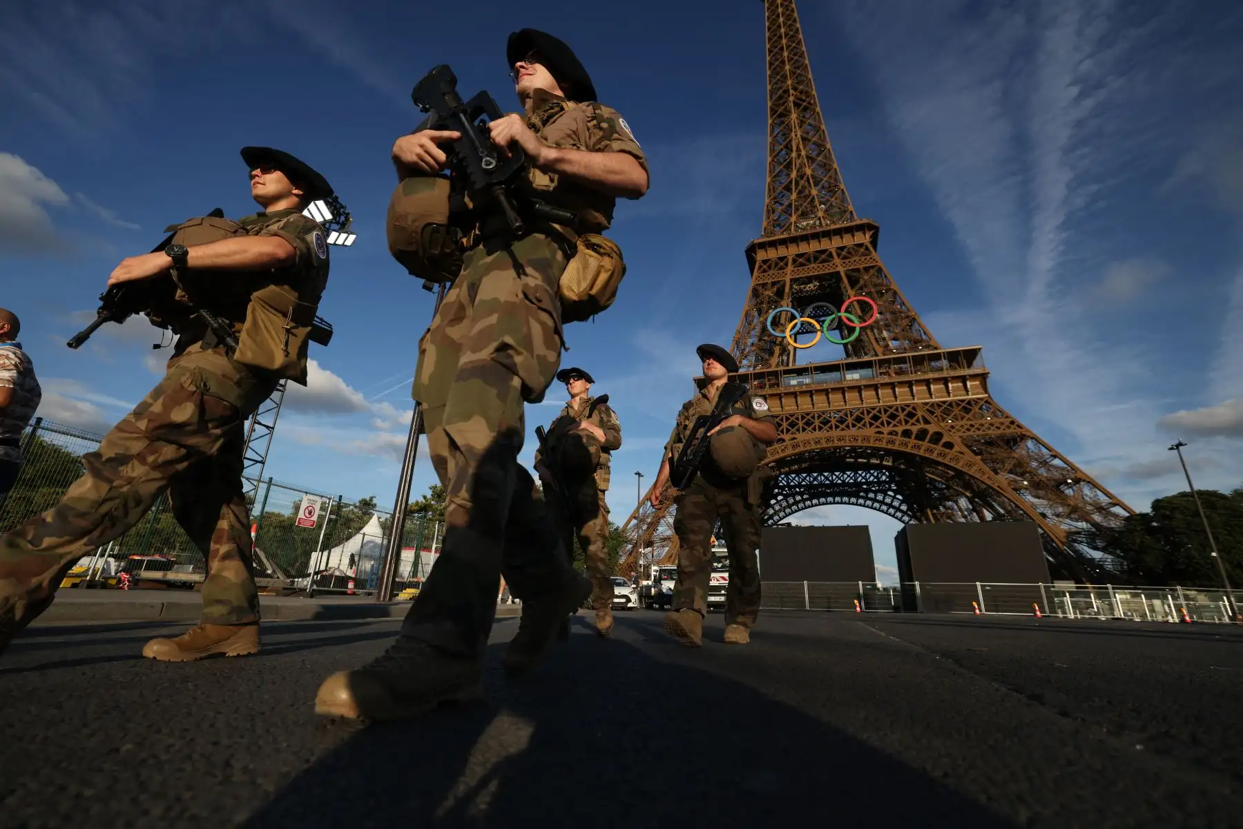 Soldados franceses patrullan cerca de la Torre Eiffel en París antes de los Juegos Olímpicos y Paralímpicos de París 2024. Foto: ANDINA/AFP
