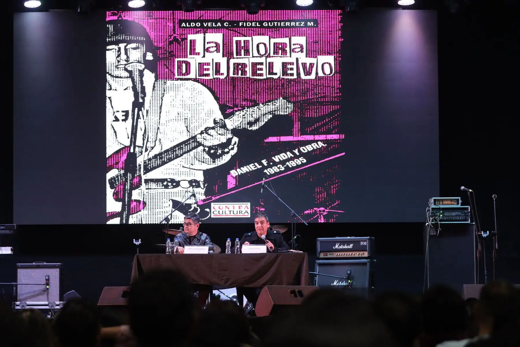 FIL.
Presentación del libro "La Hora del Relevo" trata sobre la vida y obra del cantante Daniel F.
Autores del libro Aldo Vela y Fidel Gutiérrez.
Foto: ANDINA / Lino Chipana.