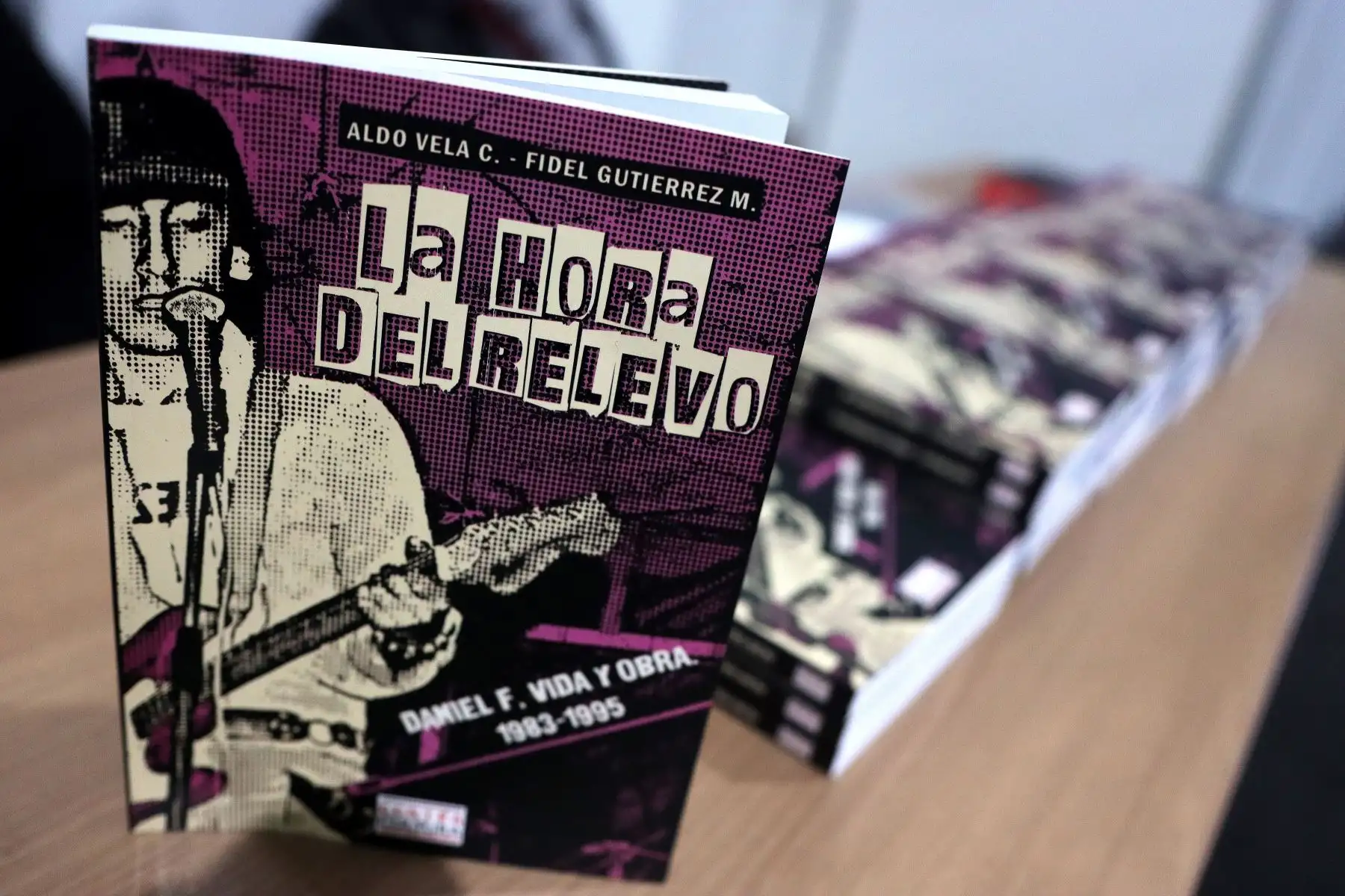 FIL.
Presentación del libro "La Hora del Relevo" trata sobre la vida y obra del cantante Daniel F.
Autores del libro Aldo Vela y Fidel Gutiérrez.
Foto: ANDINA / Lino Chipana.