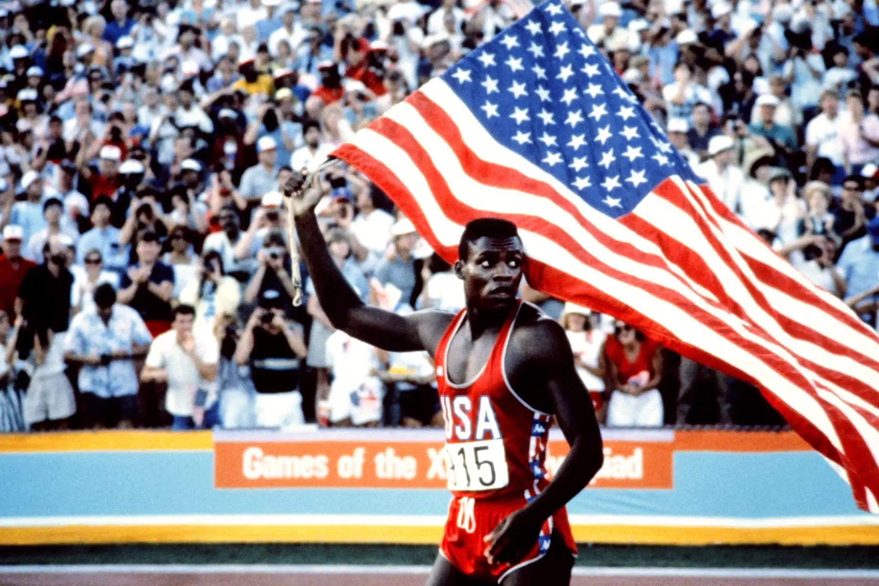 El hijo del viento, Carl Lewis, fue un atleta estadounidense especialista en pruebas de velocidad y salto de longitud que ganó 10 medallas olímpicas durante su carrera. Foto: AFP