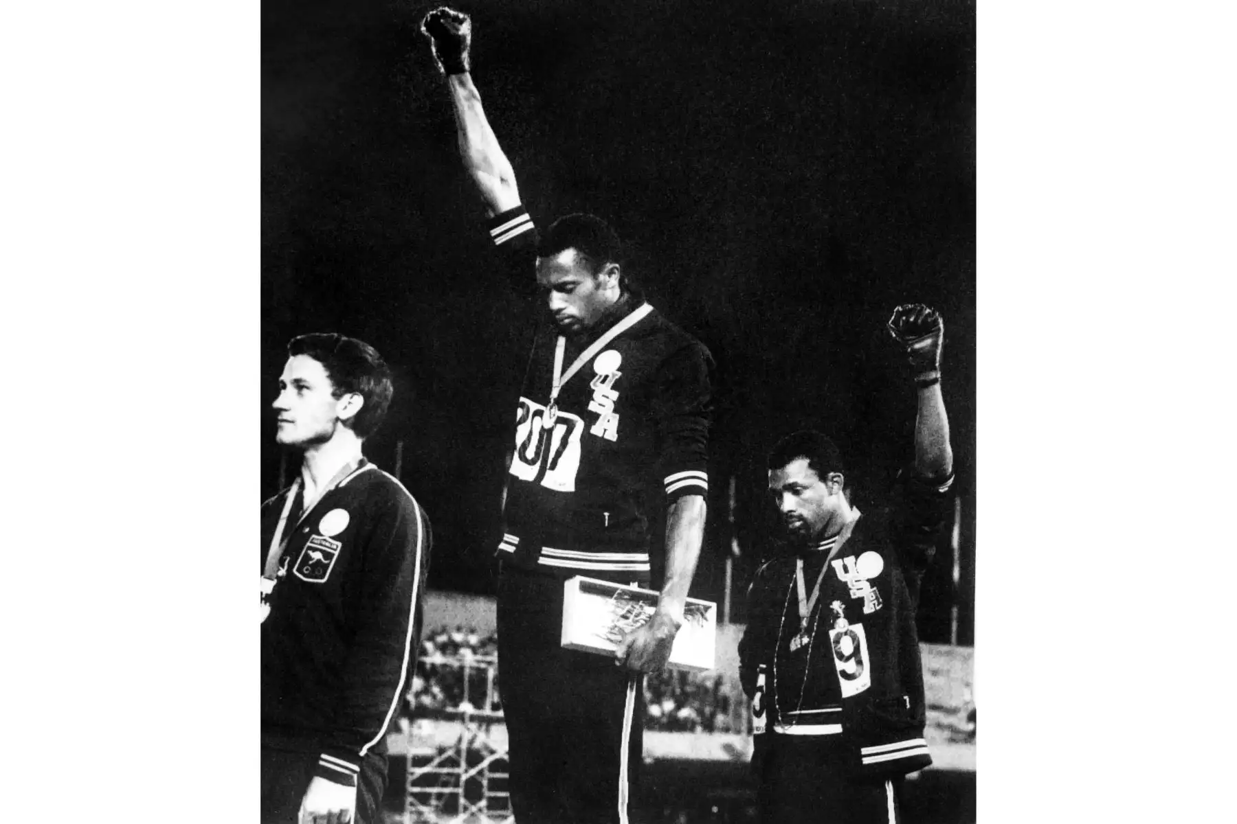 El saludo del Poder Negro de los Juegos Olímpicos de México 1968 fue una señal de protesta de los derechos civiles negros en Estados Unidos. Los atletas John Carlos y Tommie Smith realizaron el polémico saludo que quedó para la posteridad. Foto: AFP
