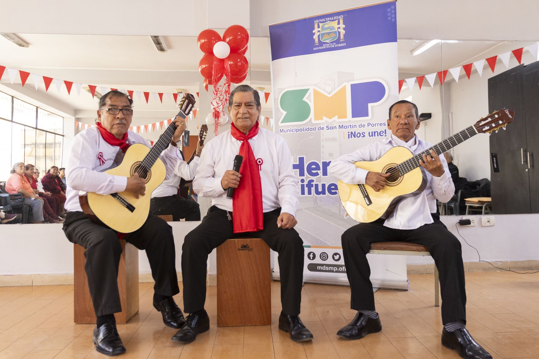 Walter Sebastián (de 70), Pedro Gavidia (de 69) y Óscar Cortez (de 72) dictan clases desde hace 12 meses en los talleres gratuitos del Centro Integral del Adulto Mayor (CIAM) de la comuna sanmartiniana. Foto: ANDINA/San Martín de Porres.