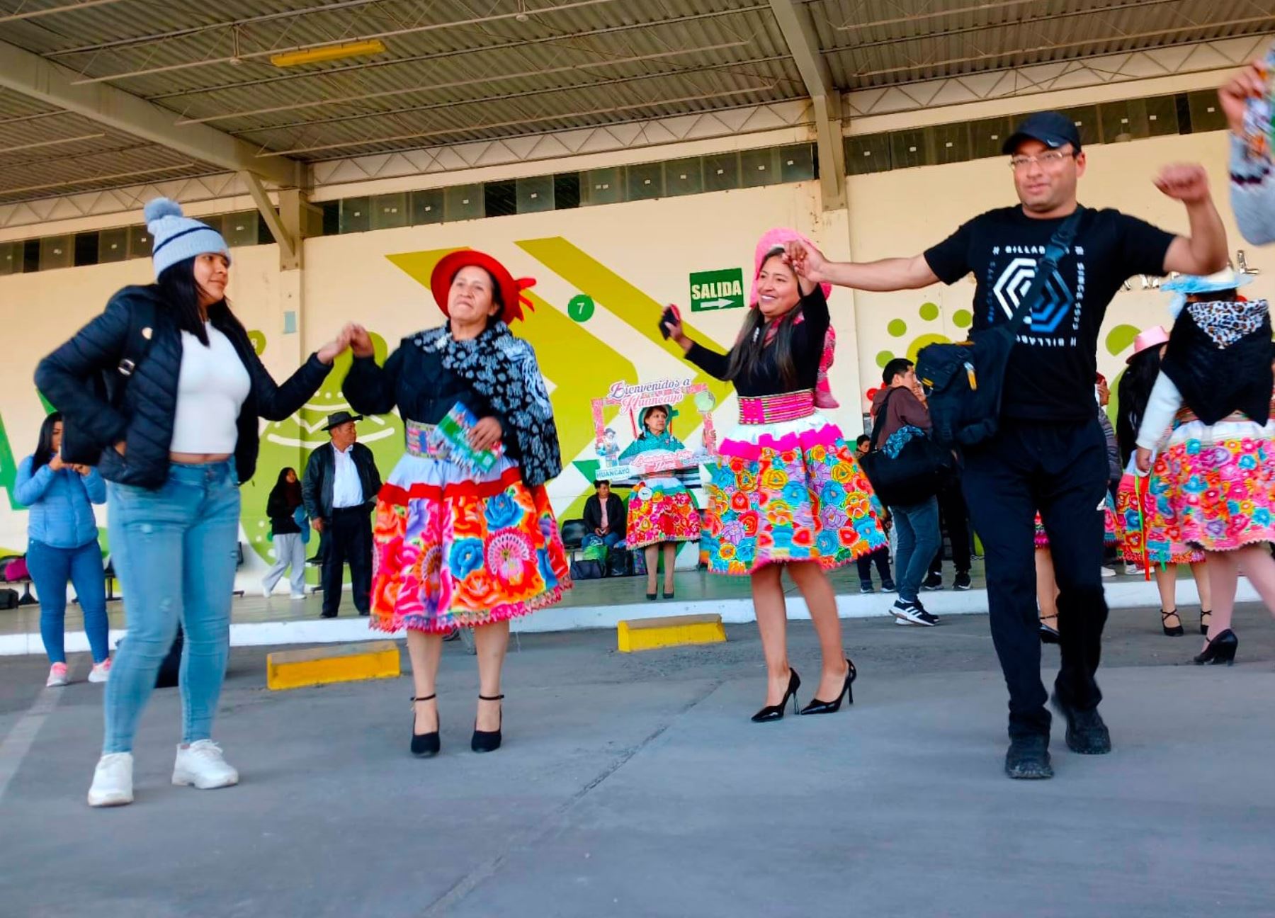 A ritmo de la danza del Santiago, la Municipalidad de Huancayo dio la bienvenida a los turistas que arribaron hoy al terminal terrestre y disfrutar del feriado largo por Fiestas Patrias. ANDINA/Difusión