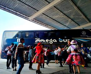 A ritmo de la danza del Santiago, la Municipalidad de Huancayo dio la bienvenida a los turistas que arribaron hoy al terminal terrestre y disfrutar del feriado largo por Fiestas Patrias. ANDINA/Difusión