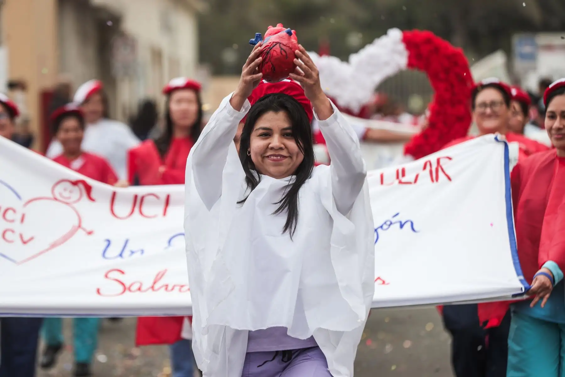 Madres de familia y personal médico de la Unidad de Cuidados Intensivos, se hicieron presentes llevando un corazón en el desfile. Foto: ANDINA/ Connie Calderon